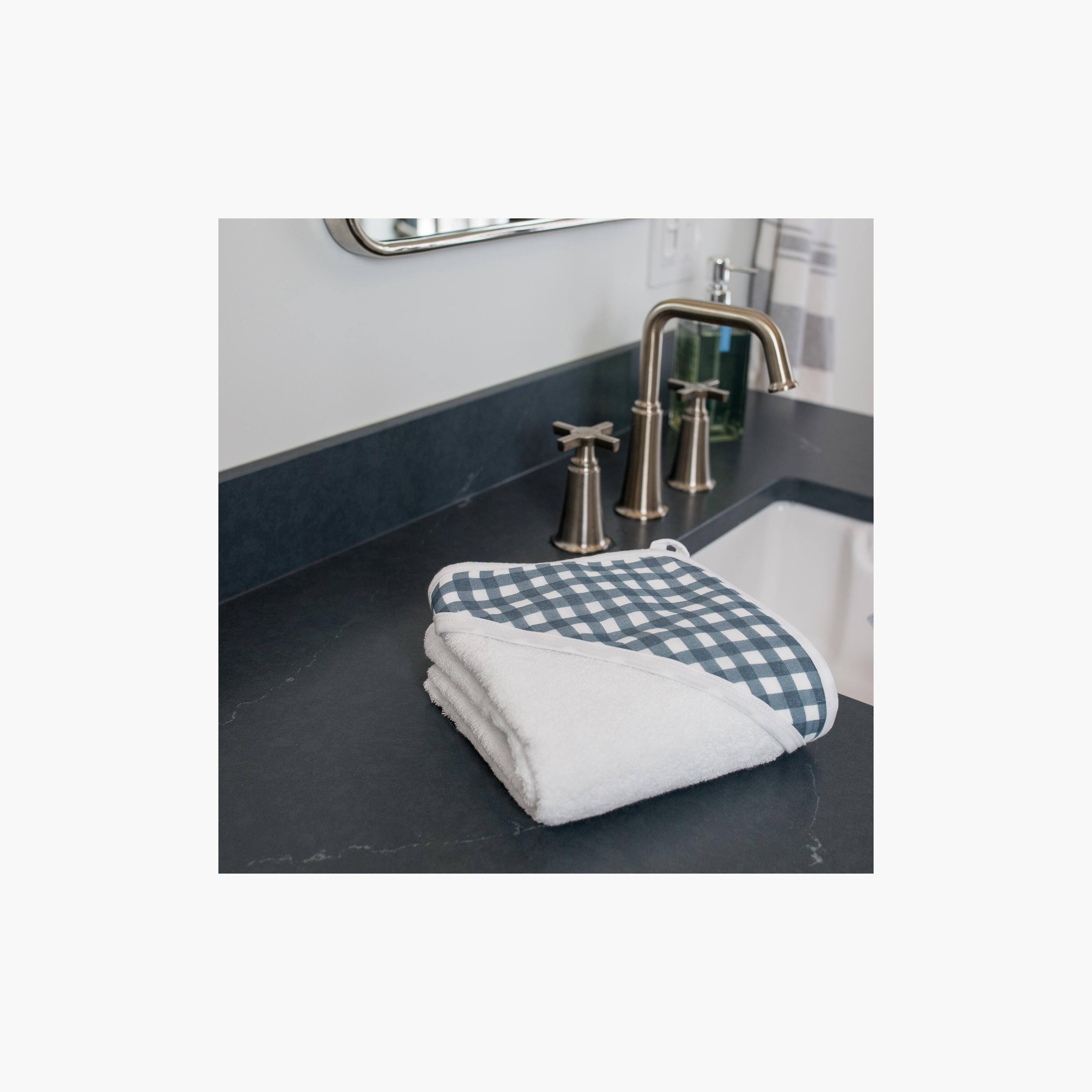 منشفة للرضّع بقبّعة من لولوچو بيبي - نيفي جينجهام - 25x25x5 سم-baby-bathandcare-towels-image-4