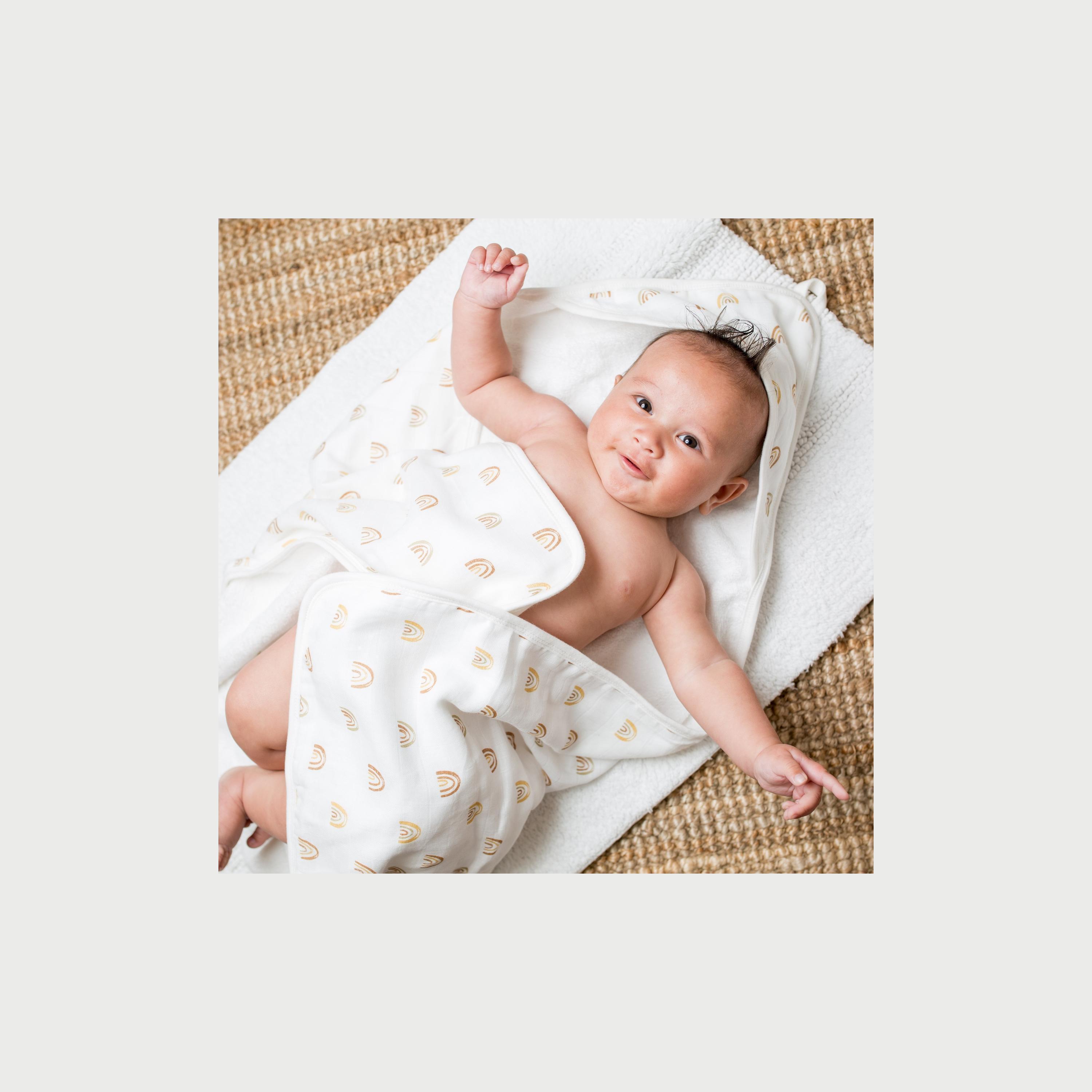 منشفة للرضّع بقبّعة من لولوچو بيبي - بوهو رينبو - 25x25x5 سم-baby-bathandcare-towels-image-3