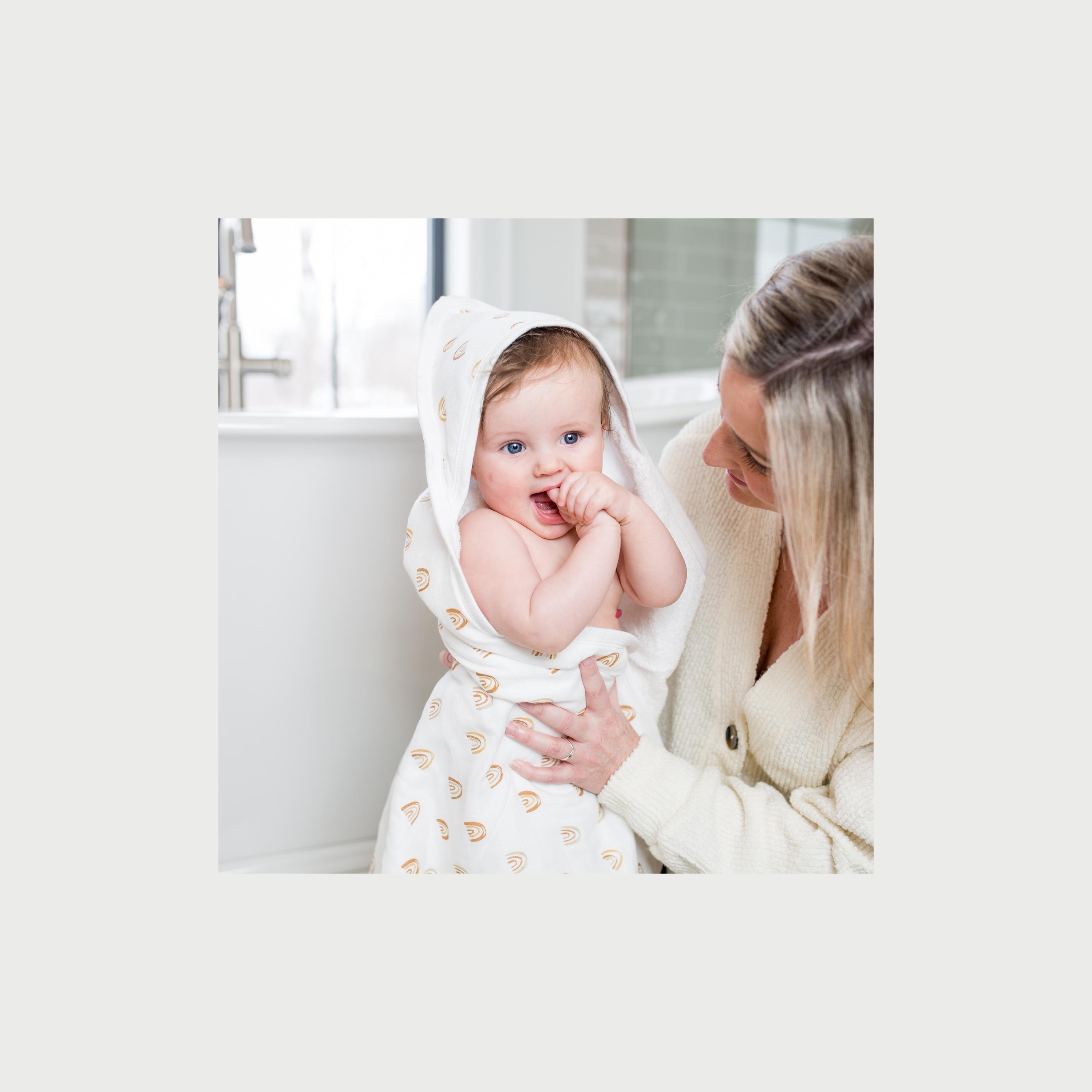 منشفة للرضّع بقبّعة من لولوچو بيبي - بوهو رينبو - 25x25x5 سم-baby-bathandcare-towels-image-4
