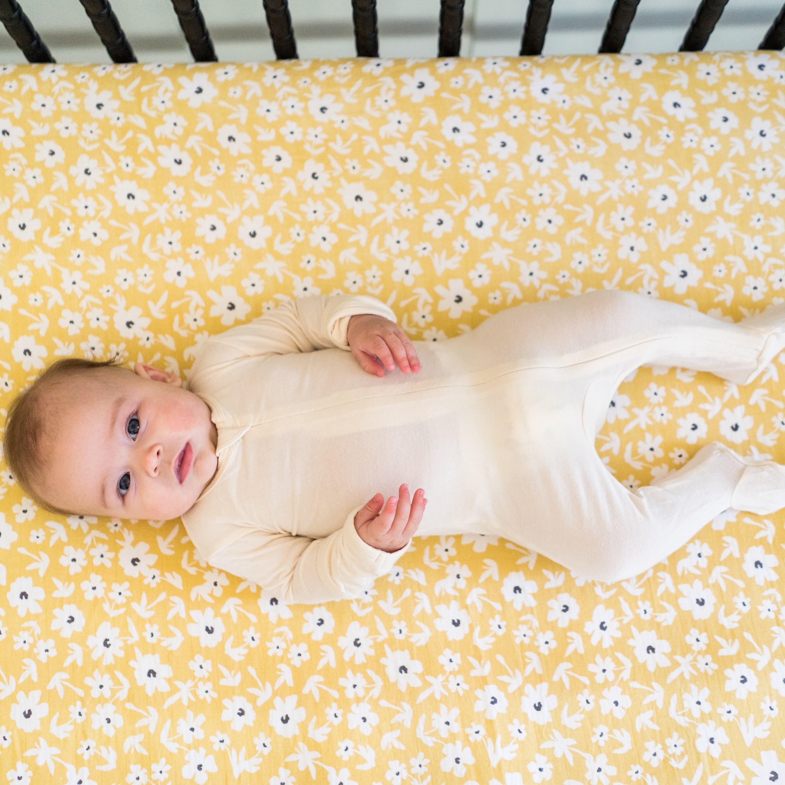 شرشف موسلين لسرير الأطفال 135 سم × 70 سم من لولوجو، طبعة زهور صفراء-baby-nursery-babybedding-image-4