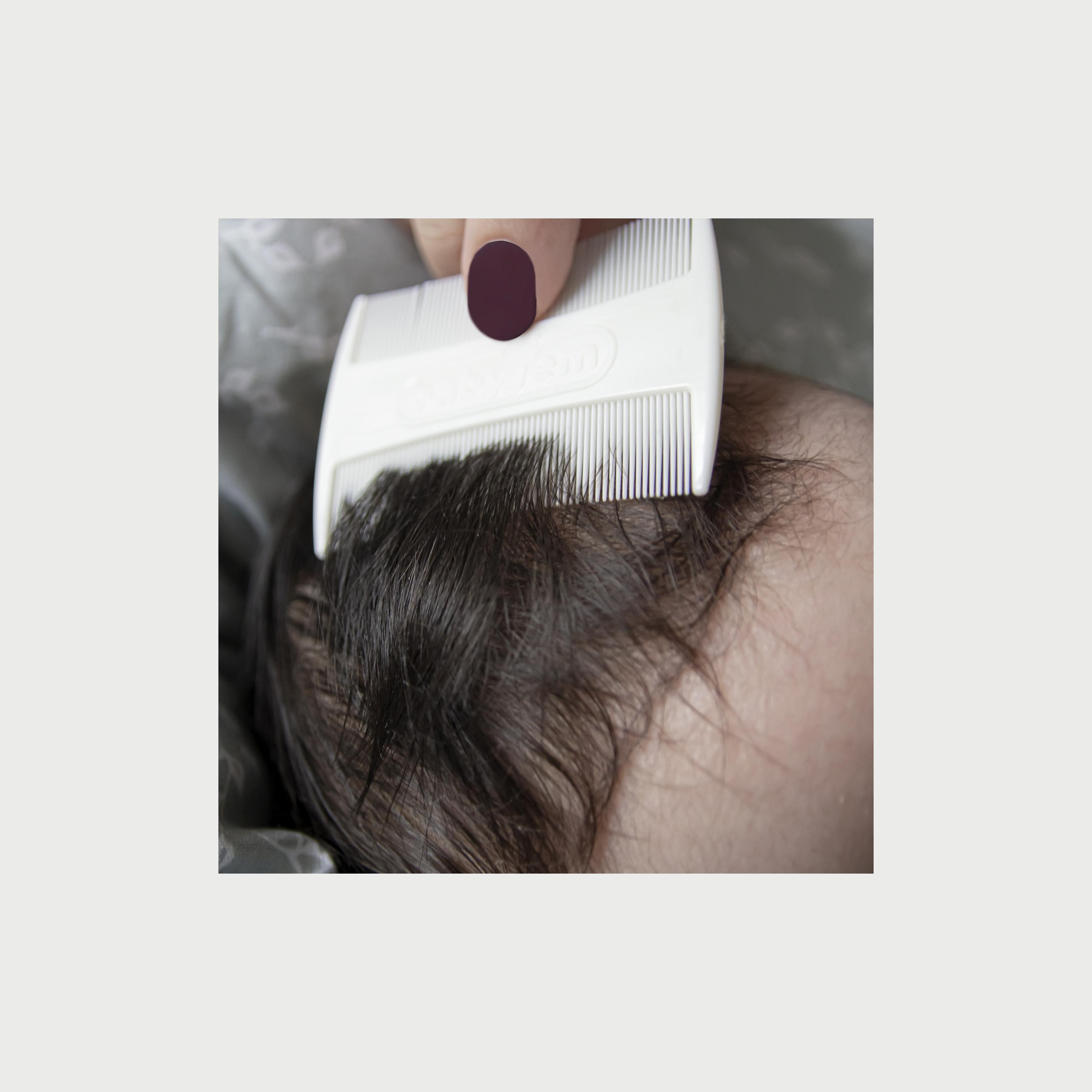 مشط ذو أسنان رفيعة للأطفال من بيبي جيم،+0 أشهر، أبيض-baby-bathandcare-hairbodyskincare-image-2