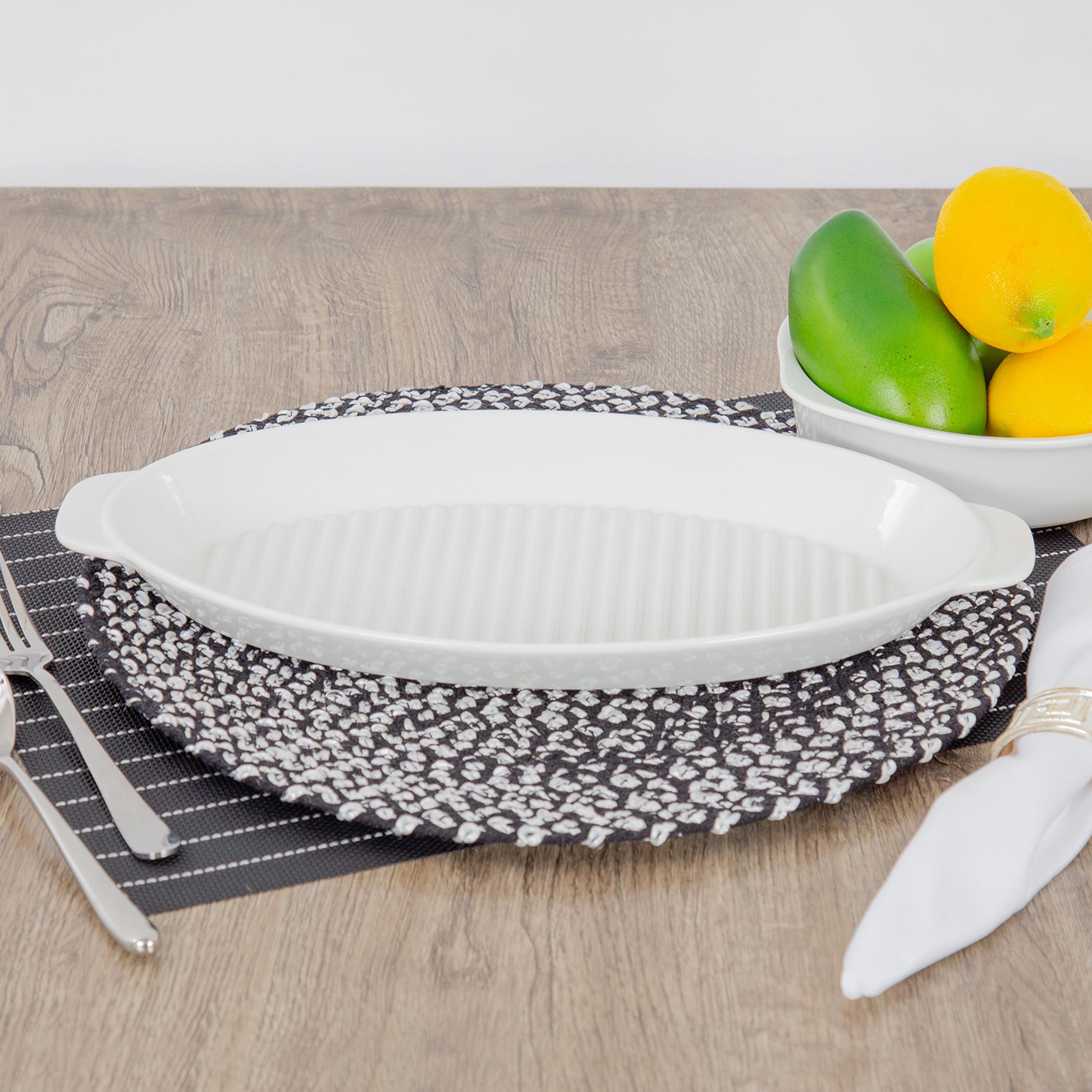 خباز بيضاوي منقوش بورسلان بمقابض من فيكتوريانا - 38 سم-hbxkitchen-bakeware-image-1