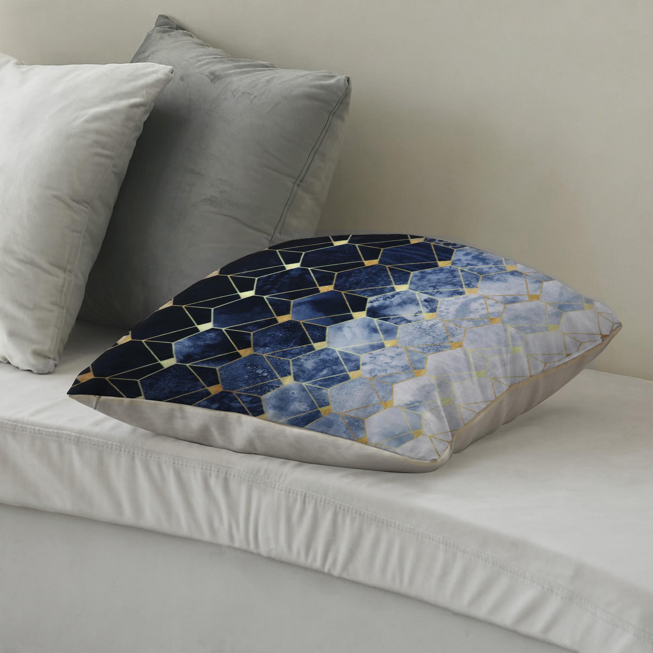 وسادة محشوة بطبعات رقميّة من آلتيما  - 45x45 سم-hbxlivingroom-furnishings-cushionsandcovers-filledcushions-image-2