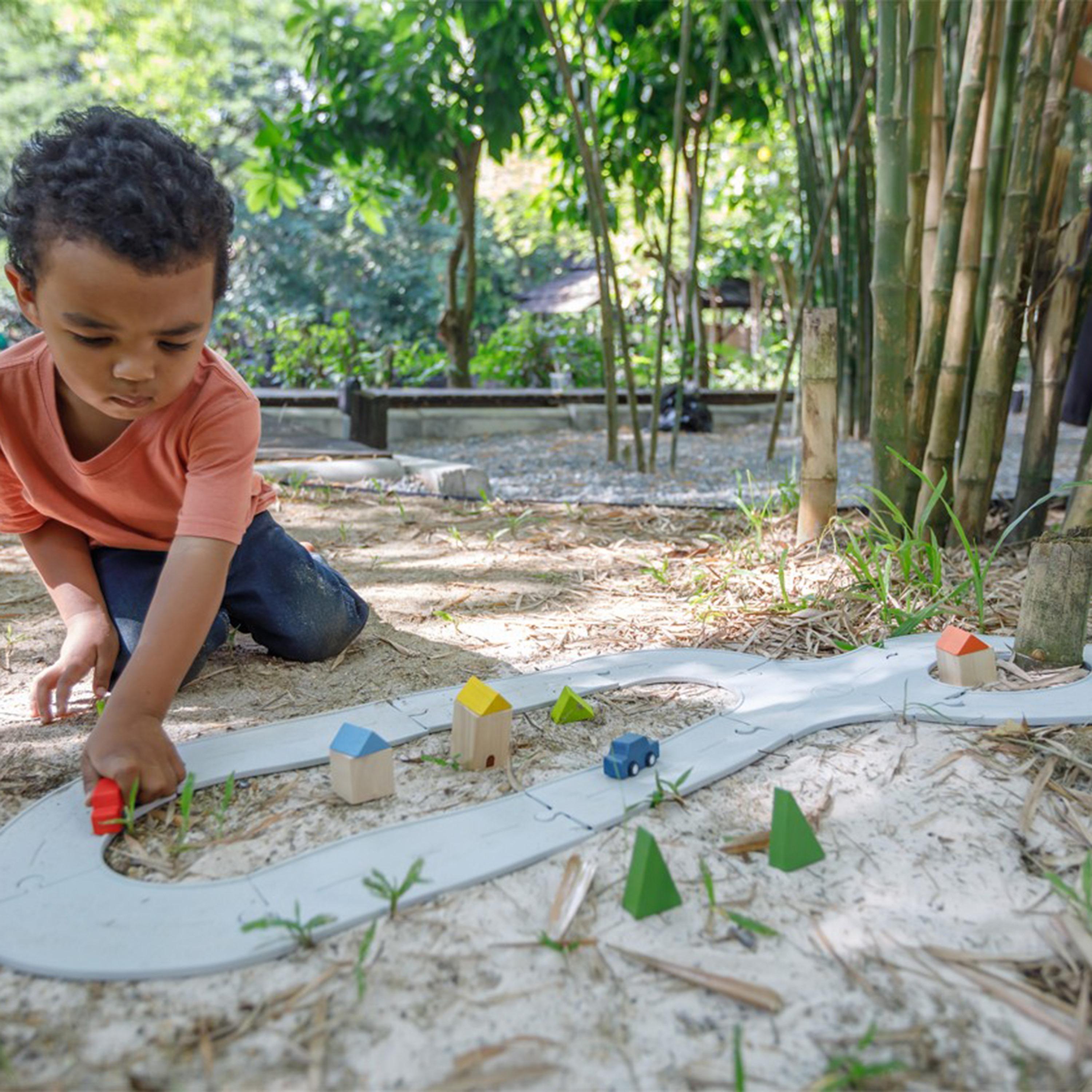 PlanToys Road & Rail - Rubber-toys-playvehicles-vehicleplaysets-image-4