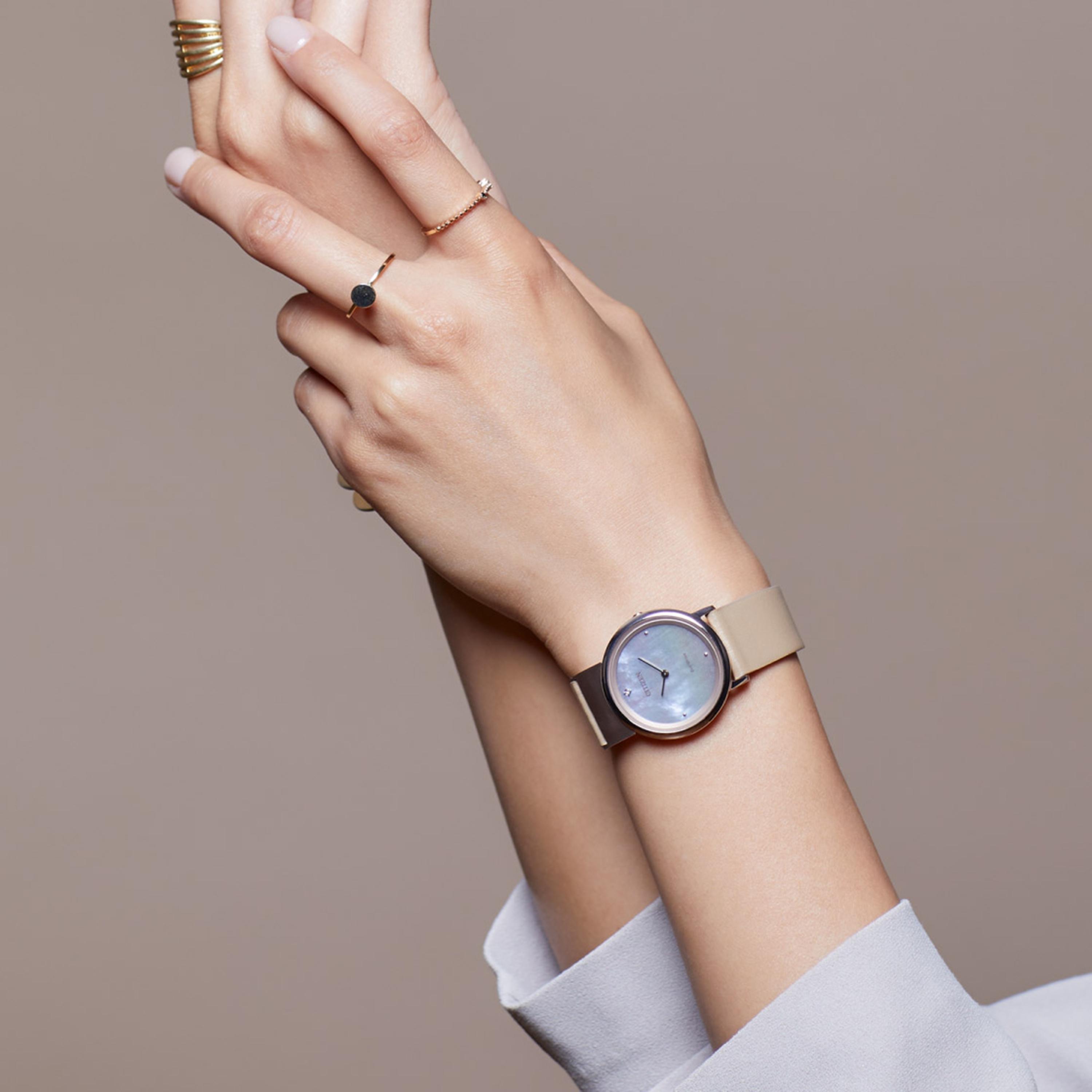 ساعة سيتيزن ذو 31 ملم مع انالوج بسوار من الجلد الصناعي باللون البيج | EG7073-16Y-women-watchesandjewellery-watches-image-4