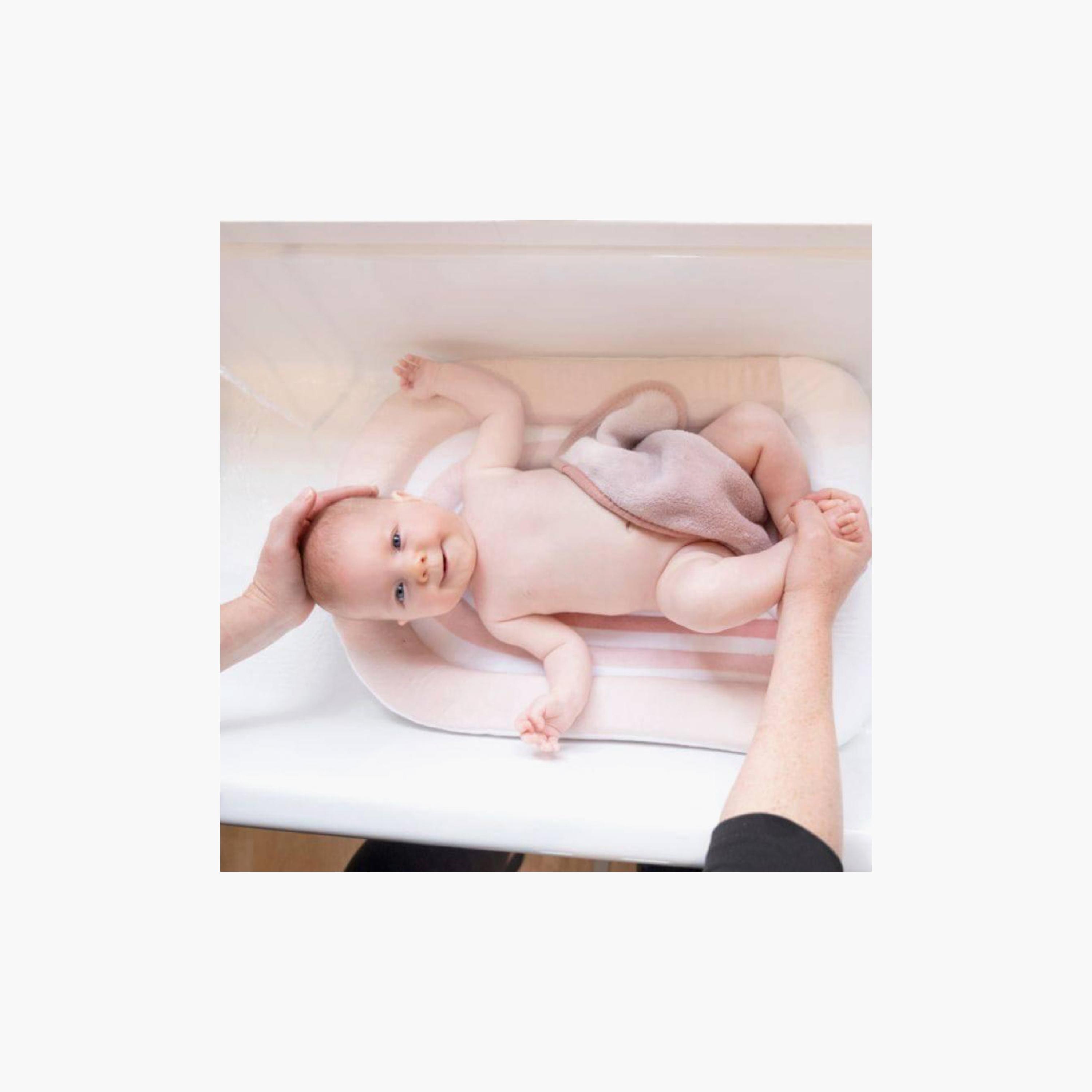 سجادة حمام من القطيفة بألوان قوس قزح من بلومينج باث، بيج-baby-diapering-changingmats-image-2