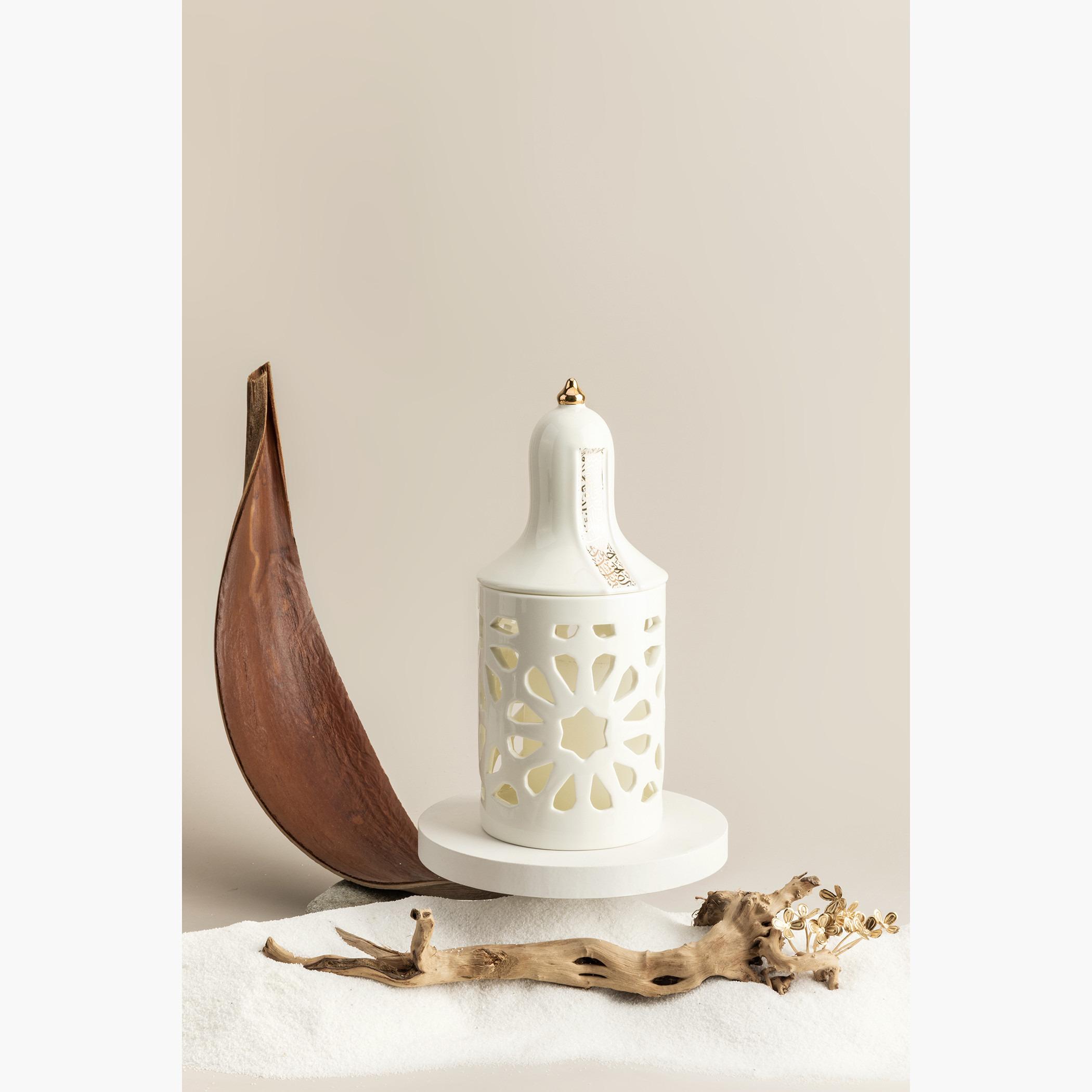 حامل شموع صغيرة بورسلان مزيّن بتصاميم مفرغة وطبعات نور من أوتانتيك - 21 سم-household-decor-candleholdersandlanterns-image-1