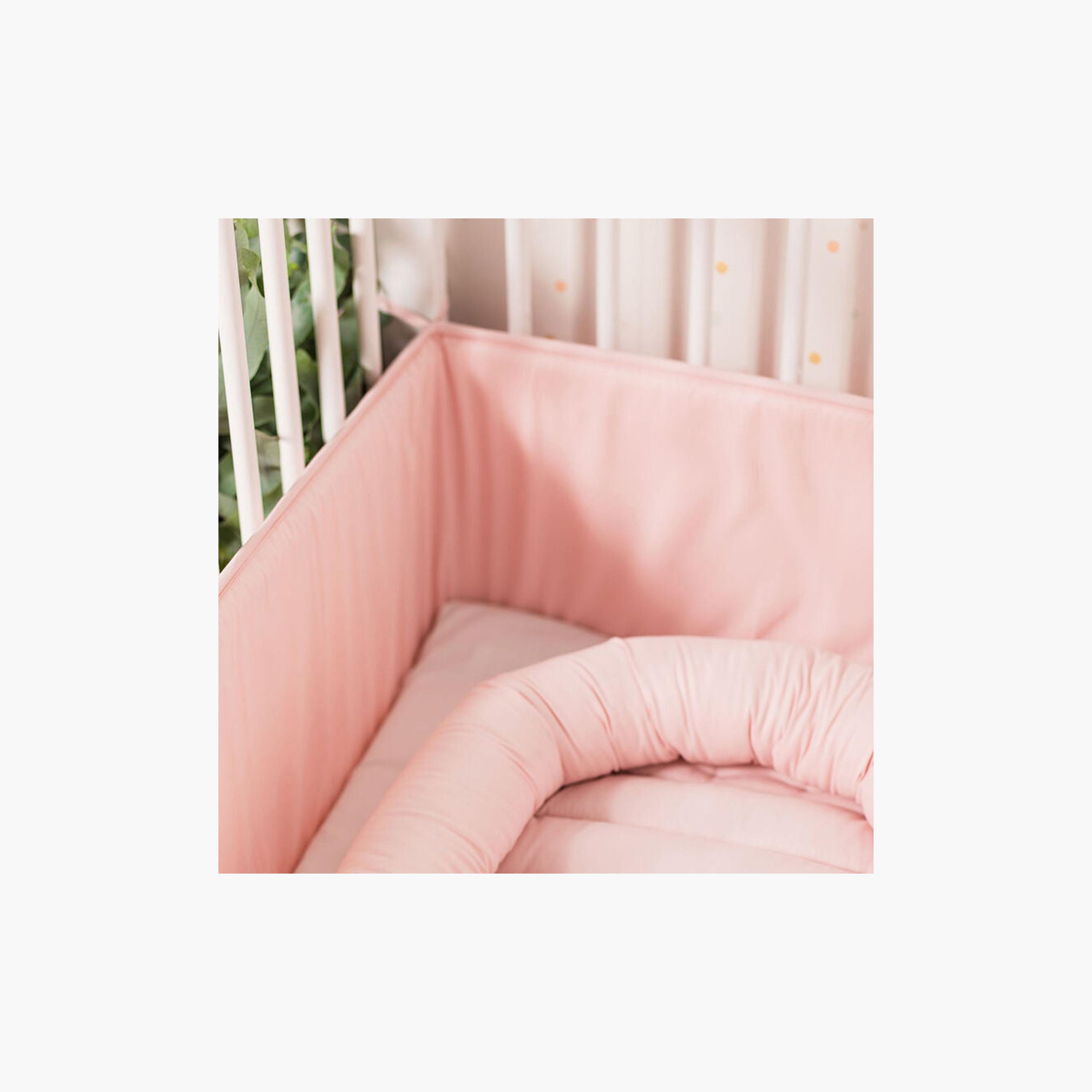 سرير  مريح بيبي نيست من نايت آنجل، وردي-baby-nursery-babybedding-image-5