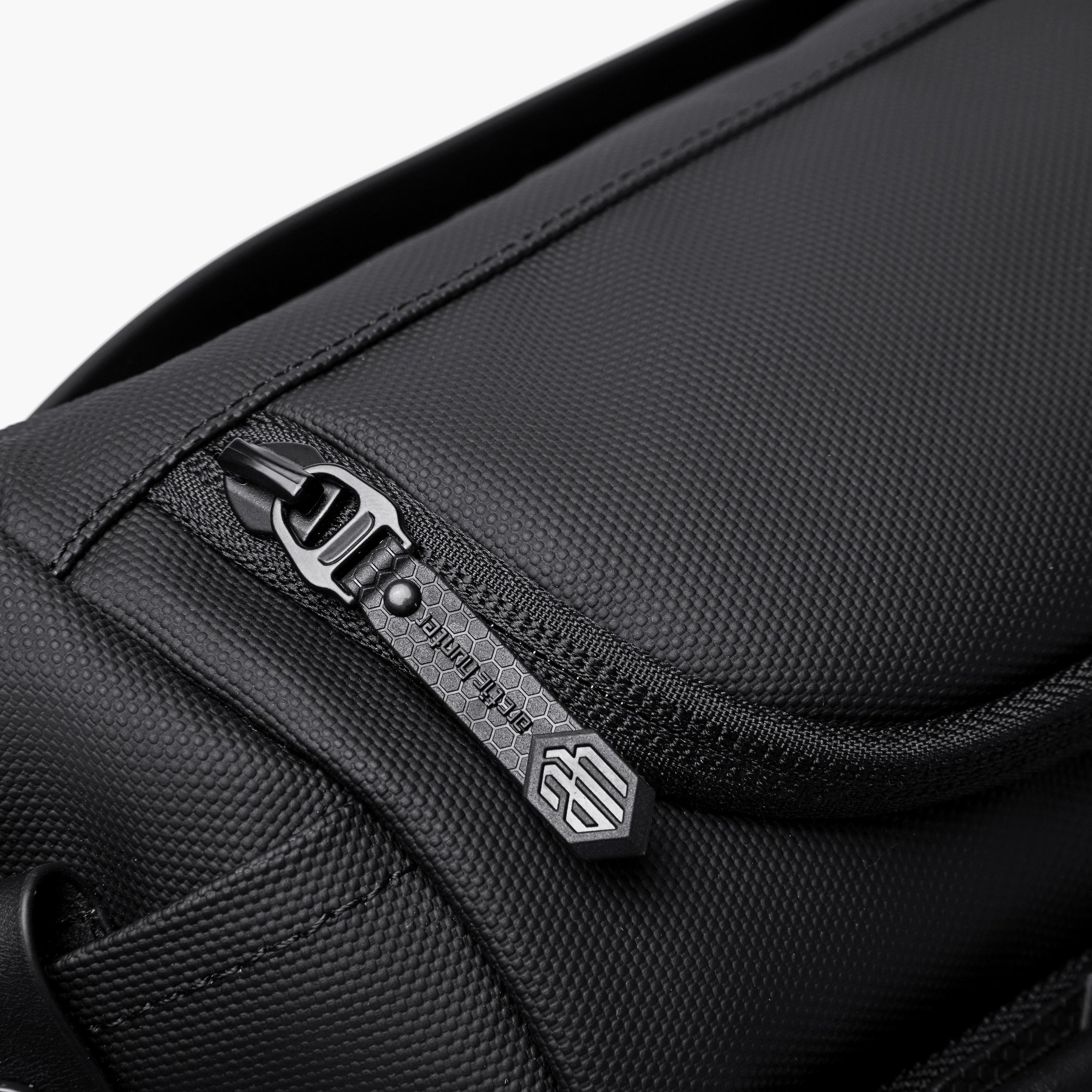 حقيبة كروس بودي ذات حزام خصر من آركتيك هانتر مقاومة للماء | Y00565-travel-accessories-image-4