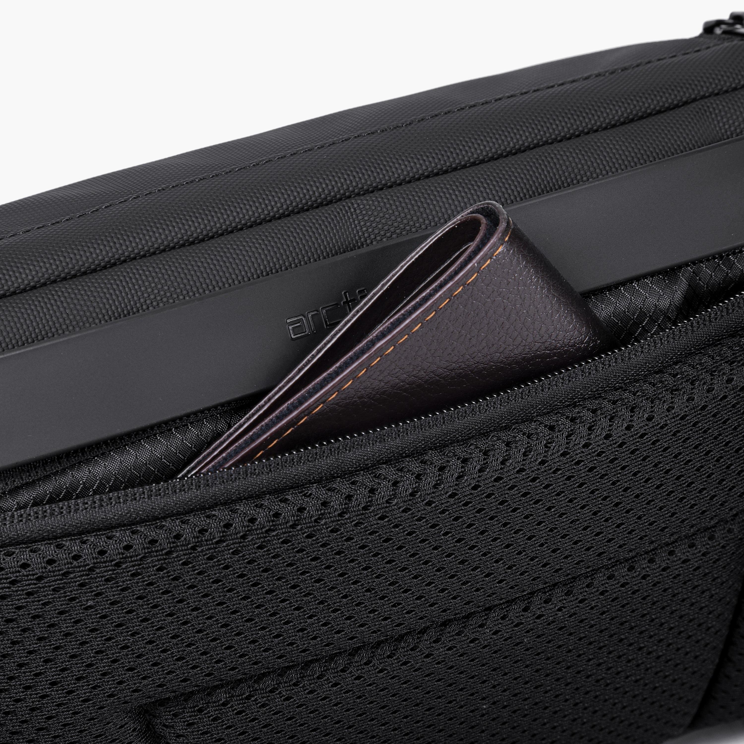 حقيبة كروس بودي ذات حزام خصر من آركتيك هانتر مقاومة للماء | Y00565-travel-accessories-image-5