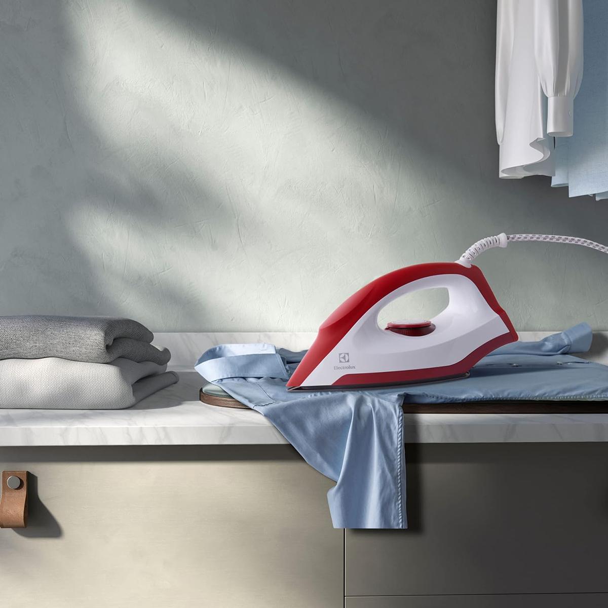مكواة إيزي لاين جافة بقوة 1300 واط من إلكترولوكس- EDI1004-hbxhomeware-hbxbathroom-image-1
