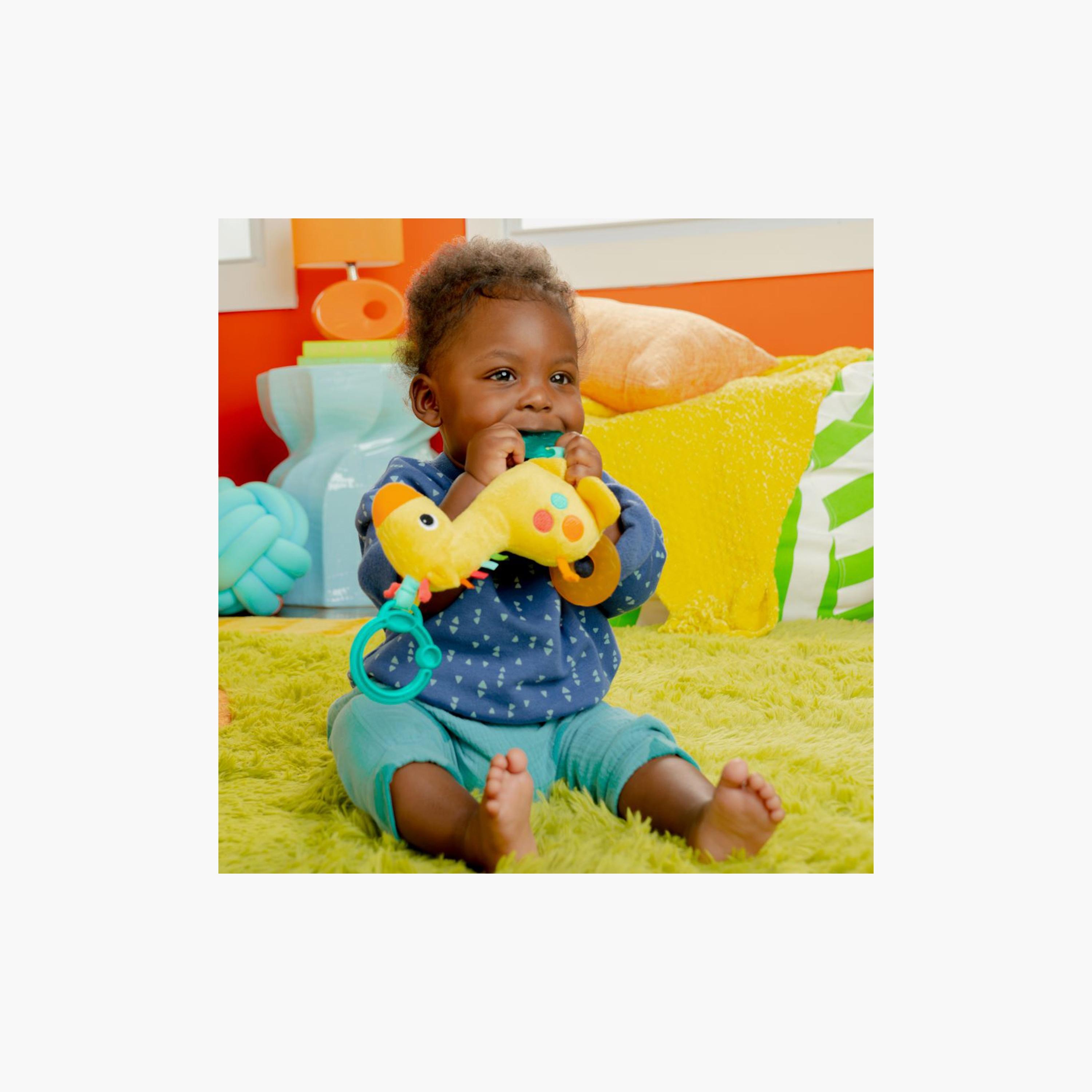 لعبة خشخيشة وعضاضة للأطفال مهدئة سفاري من برايت ستارتس -  زرافة-toys-babyandtoddlertoys-rattlesandteethers-image-3