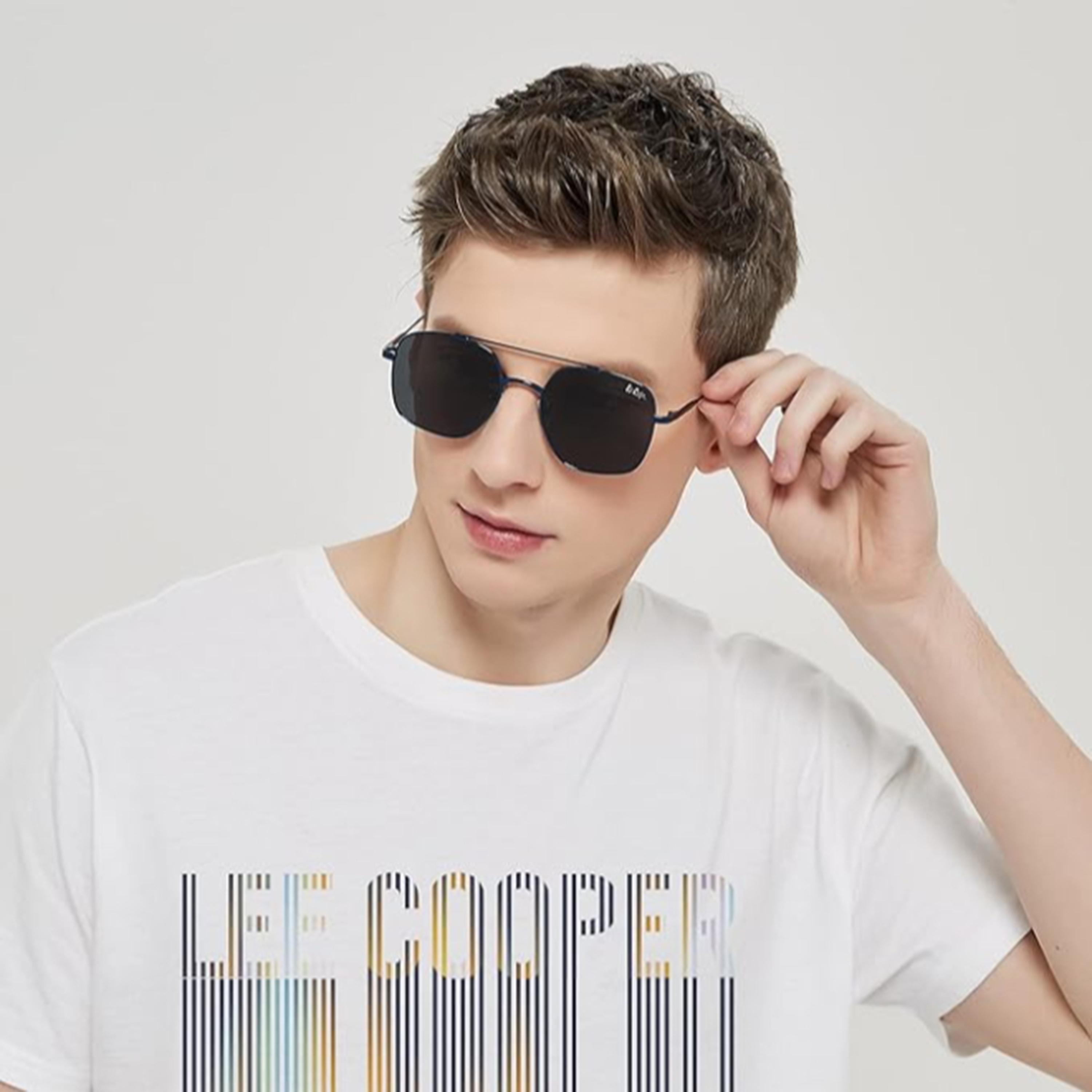 لي كوبر- نظارة شمسية مستقطبة 52 مم رمادية وايفارير ومربعة - LC1032C01-men-sunglasses-image-4