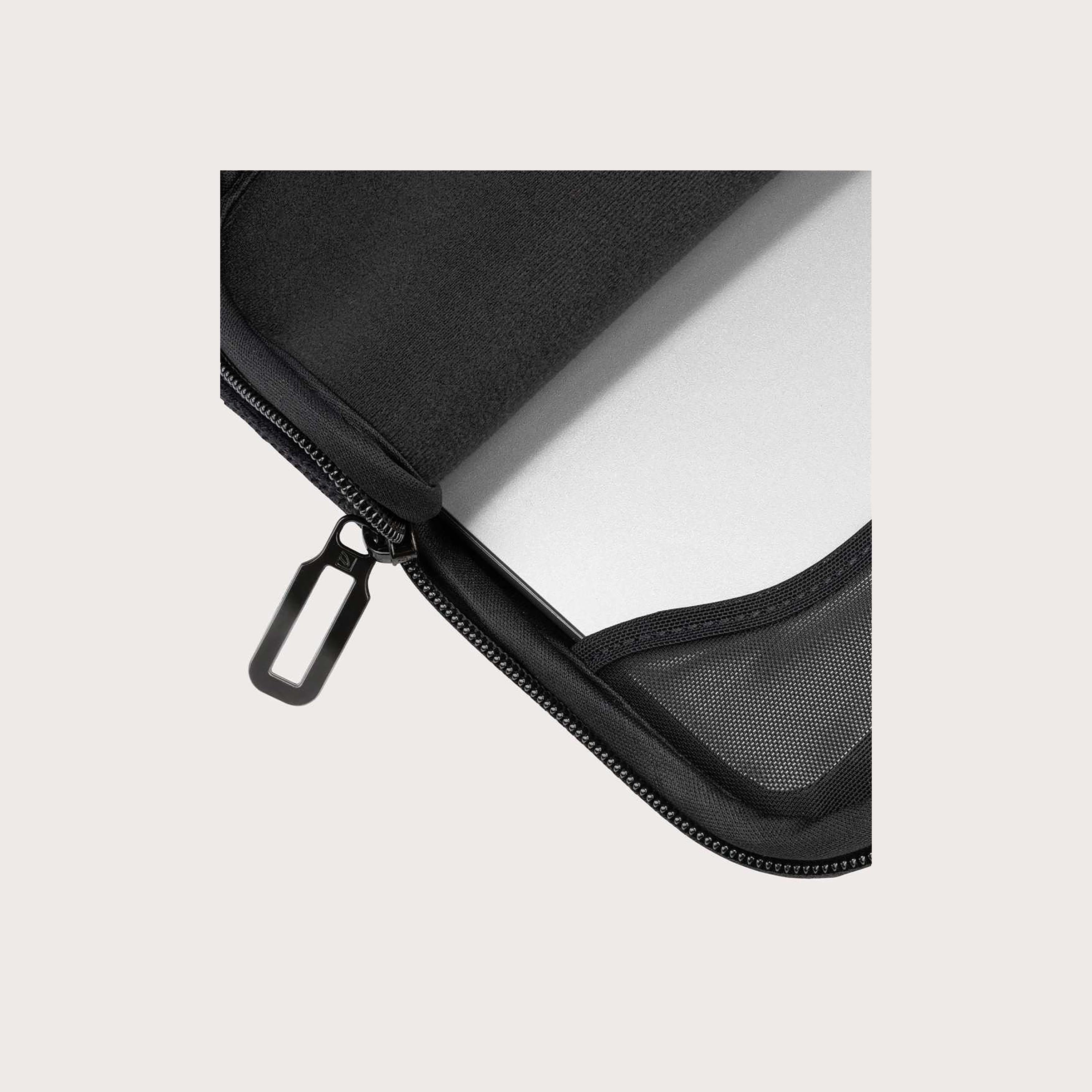 توتشانو فيلوتو غلاف من النيوبرين 14" سكن ثاني لجهاز ماك بوك برو 14"، أسود | BFVELMB14-BK-women-bagsandwallets-handbags-image-3