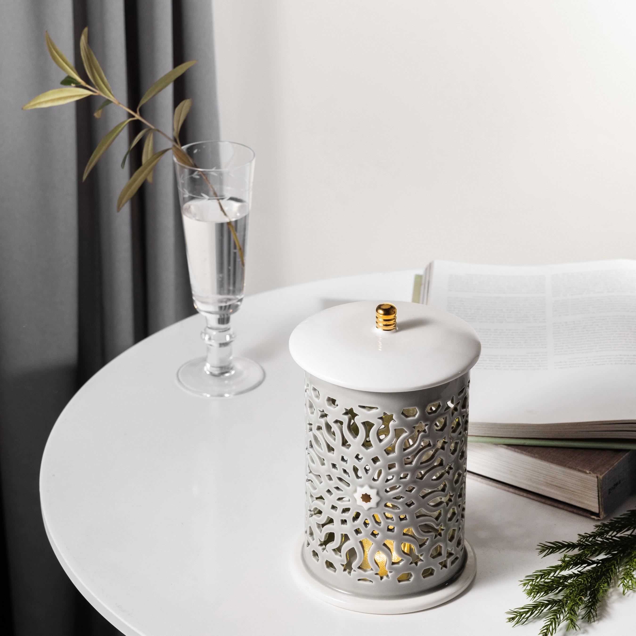 حامل شموع إلكتروني بورسلان مزخرف بتفاصيل مفرغة من أوتانتك أصالة - 22 سم-household-decor-candleholdersandlanterns-image-1