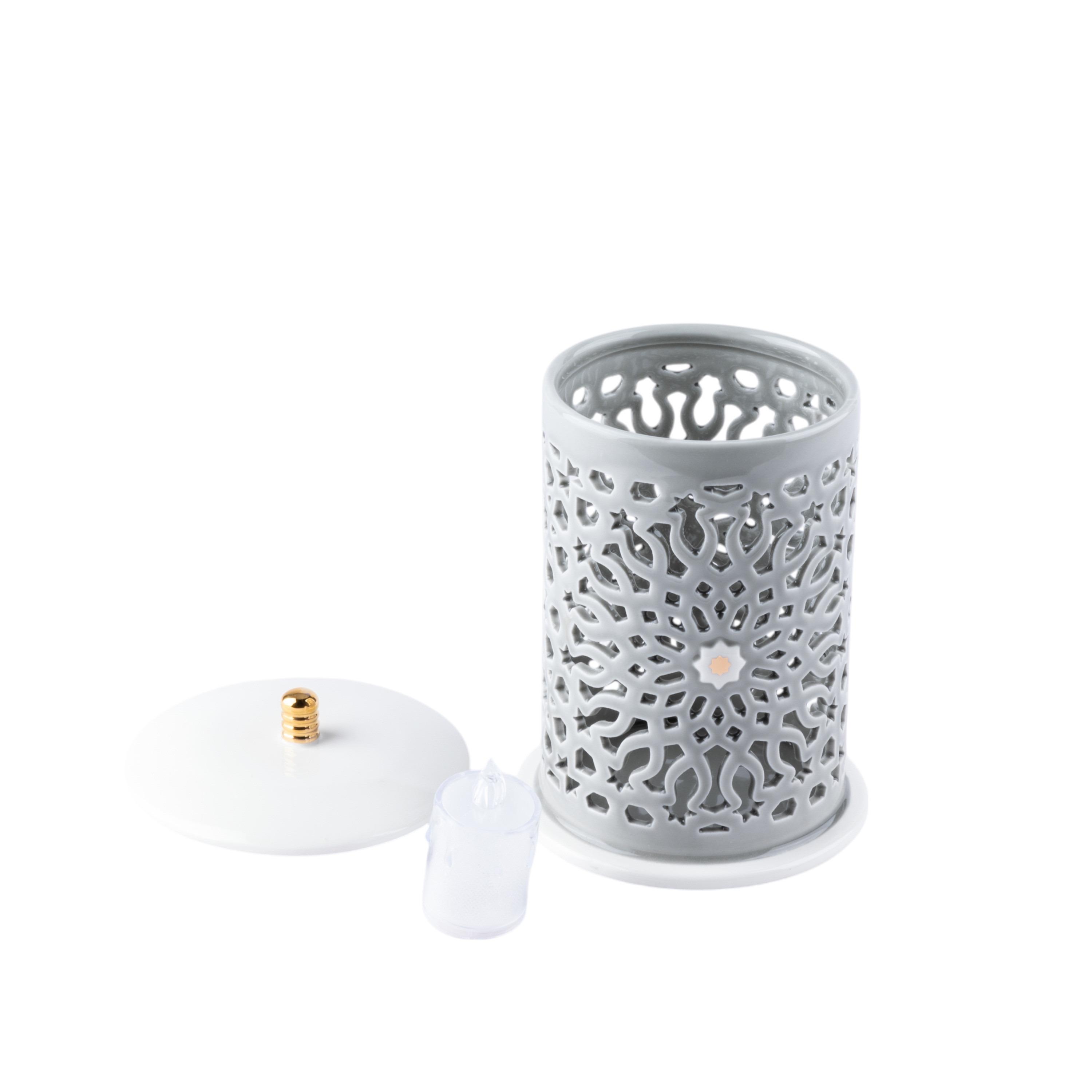 حامل شموع إلكتروني بورسلان مزخرف بتفاصيل مفرغة من أوتانتك أصالة - 22 سم-household-decor-candleholdersandlanterns-image-3