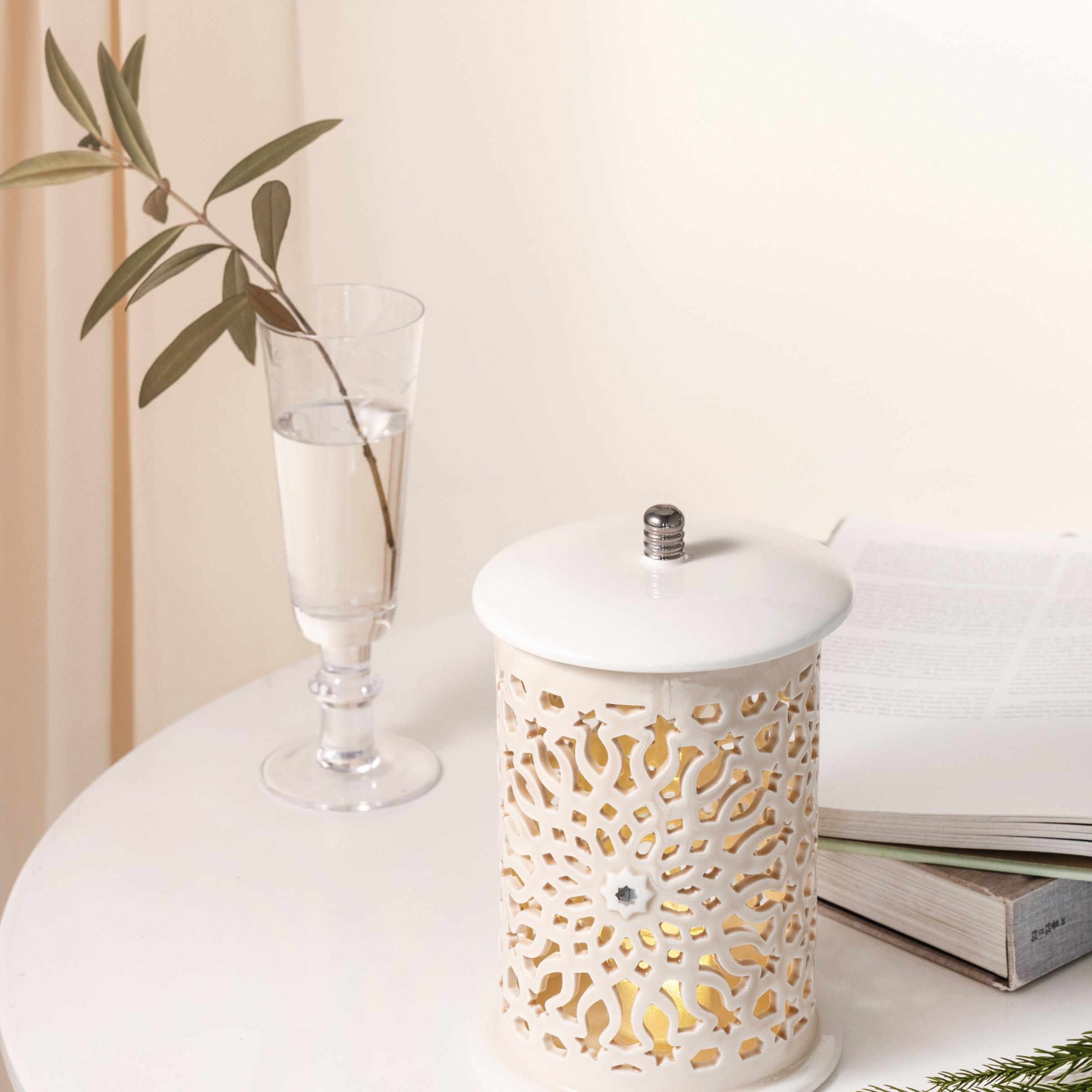 حامل شموع إلكتروني بورسلان مزخرف بتفاصيل مفرغة من أوتانتك أصالة - 22 سم-household-decor-candleholdersandlanterns-image-1