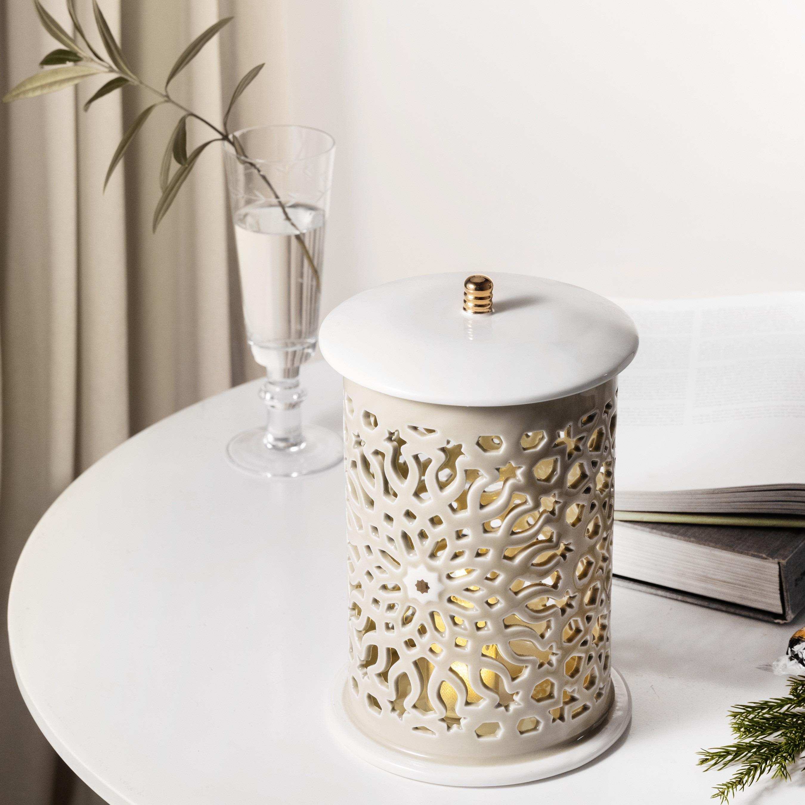 حامل شموع إلكتروني بورسلان مزخرف بتفاصيل مفرغة من أوتانتك أصالة - 31 سم-household-decor-candleholdersandlanterns-image-1