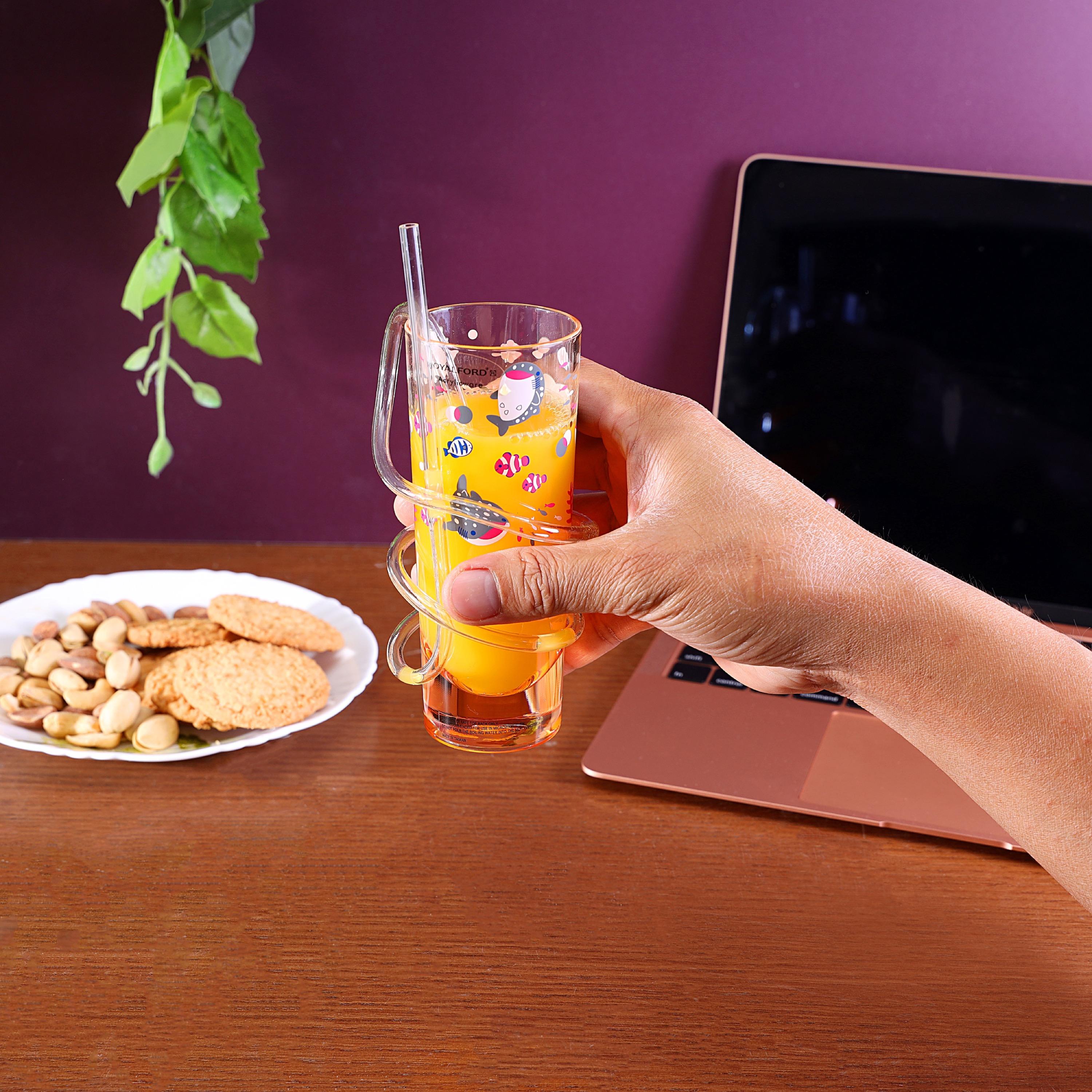كوب عصير زجاج شفاف مع قشة من رويال فورد-household-dining-teaandcoffee-mugsandcups-image-2