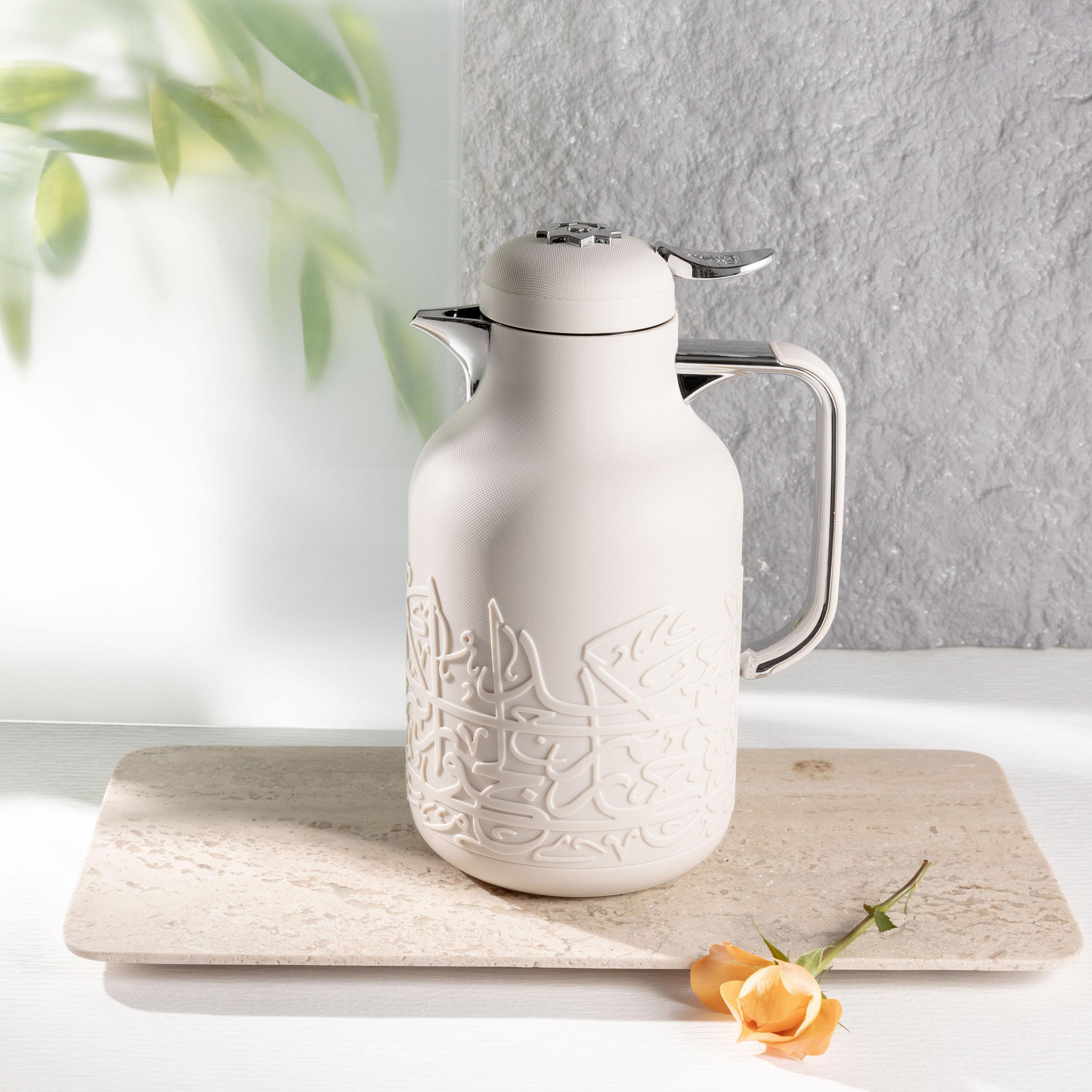 Jiwar Calligraphy Embossed Vacuum Flask - 1 L-household-dining-teaandcoffee-vacuumflaskscoffeeandteapots-image-4