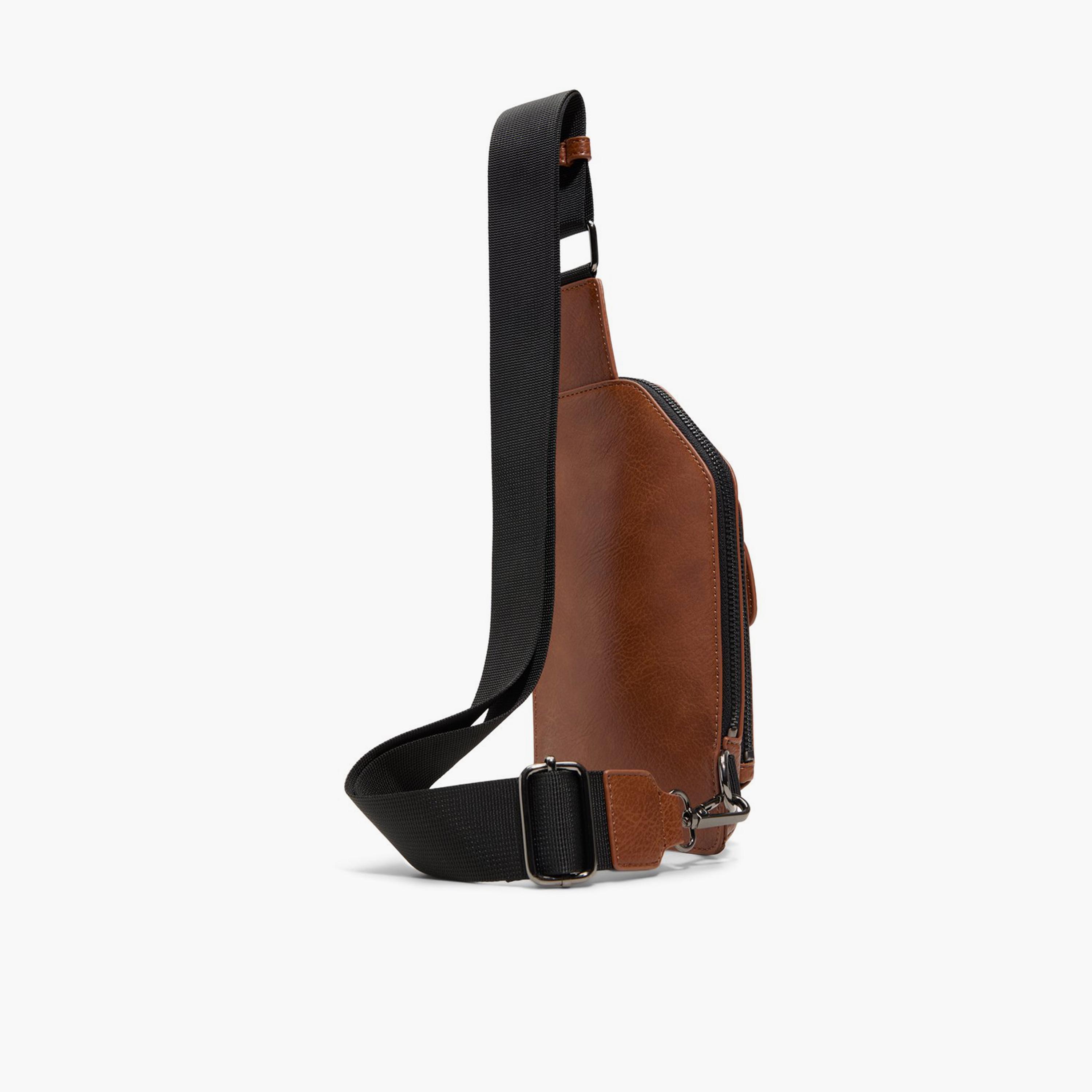 كول ات سبرينغ- شنطة كروس كابيتول سادة مع سحاب إغلاق وحزام قابل للتعديل-men-bags-image-6