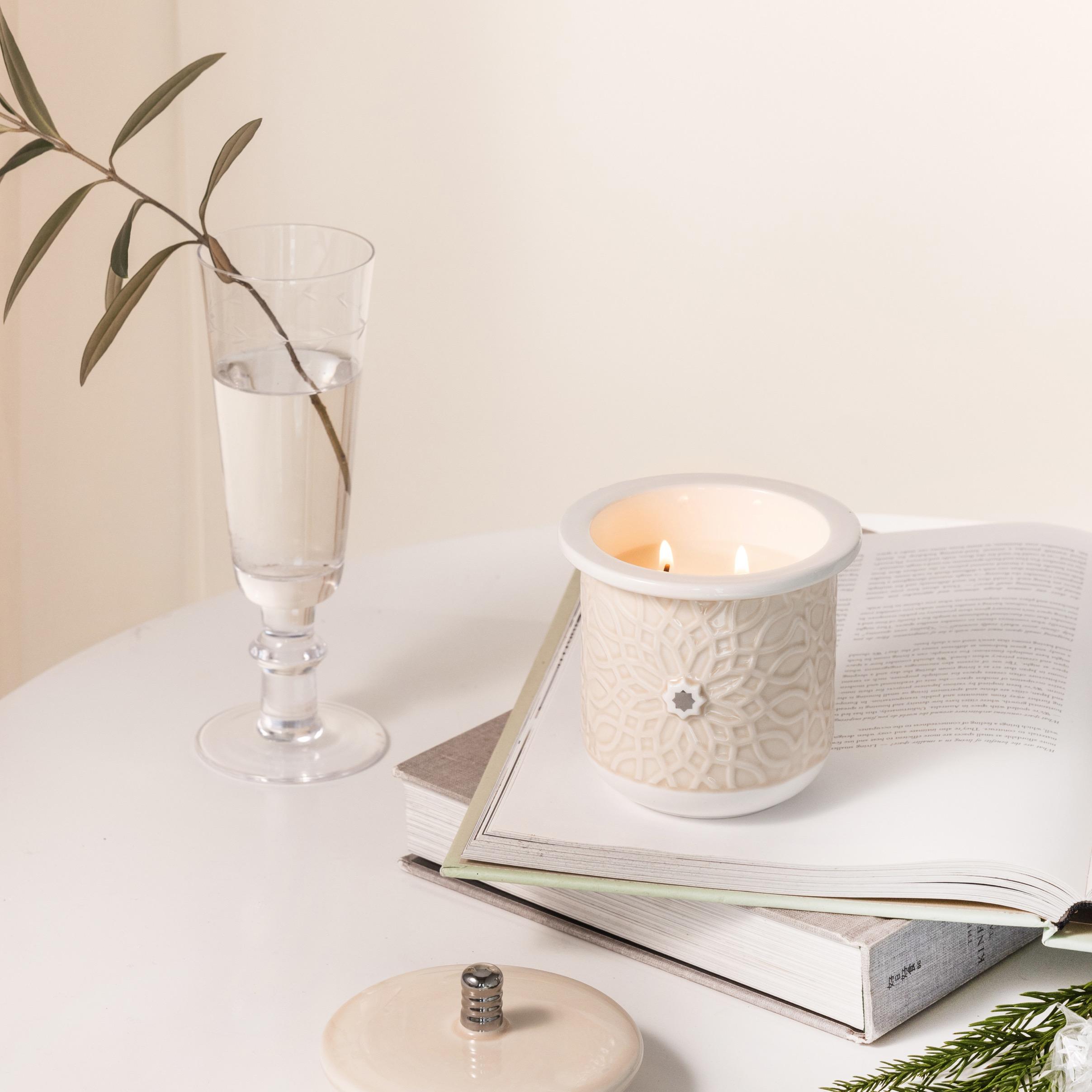 جرة شموع بغطاء بفتيلين ونقوش زهرية من أوتانتيك-household-homefragrance-candles-image-1