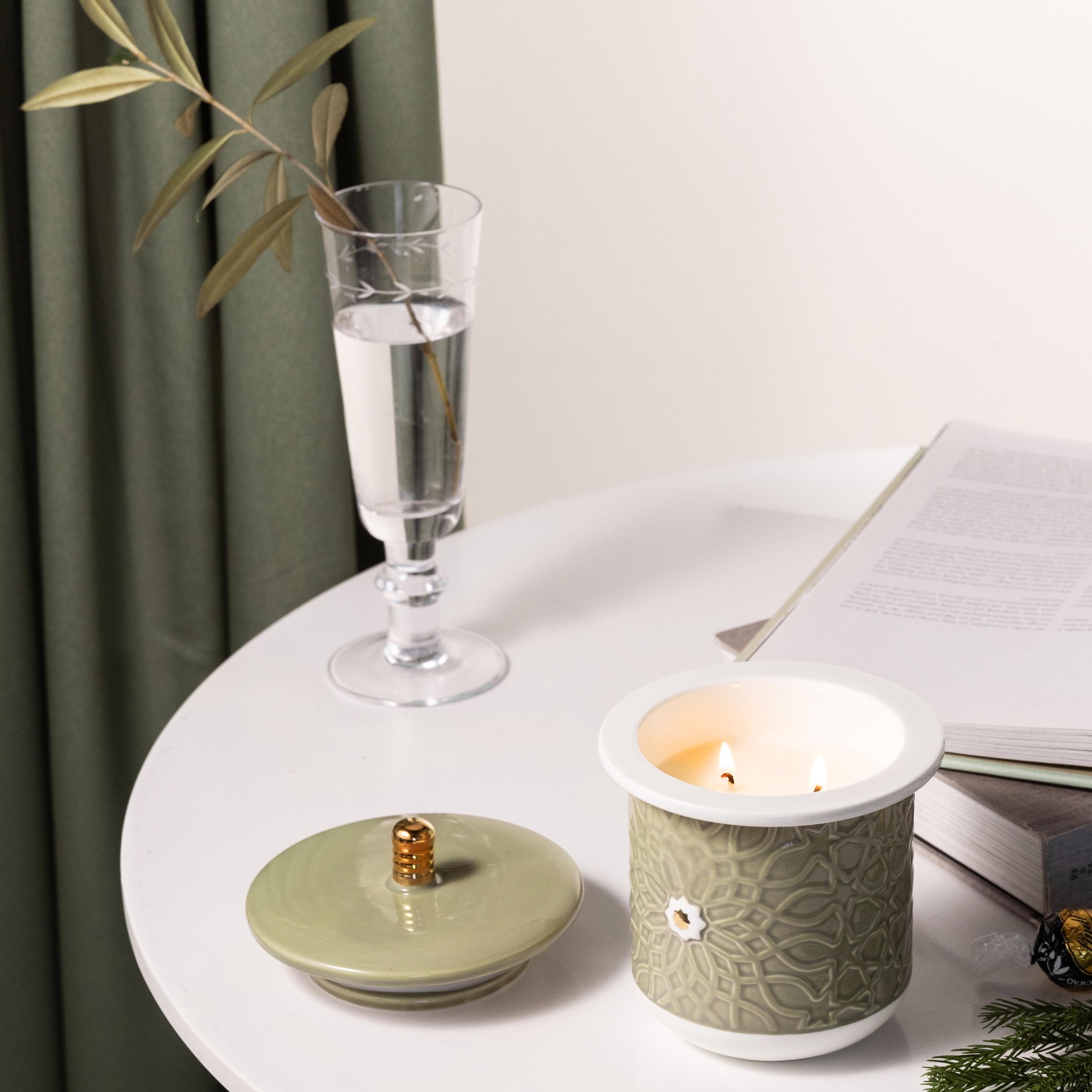 جرّة شموع بنقوش زهرية مع غطاء بفتلتين من أوتانتيك-household-homefragrance-candles-image-1