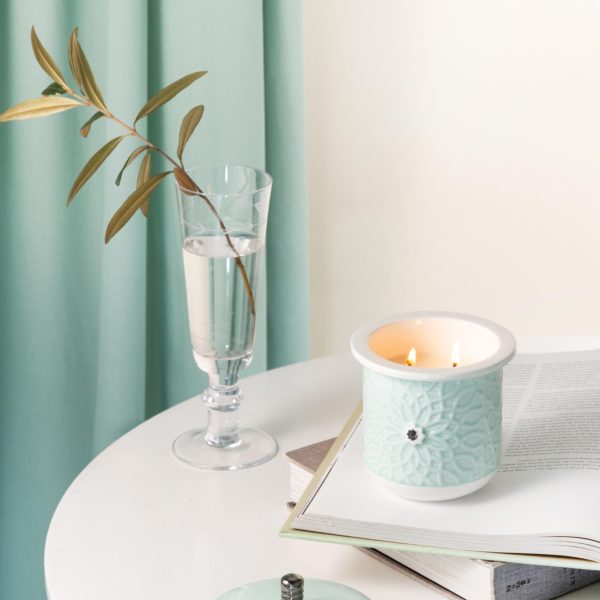 جرّة شموع بنقوش زهرية مع غطاء بفتلتين من أوتانتيك-household-homefragrance-candles-image-1