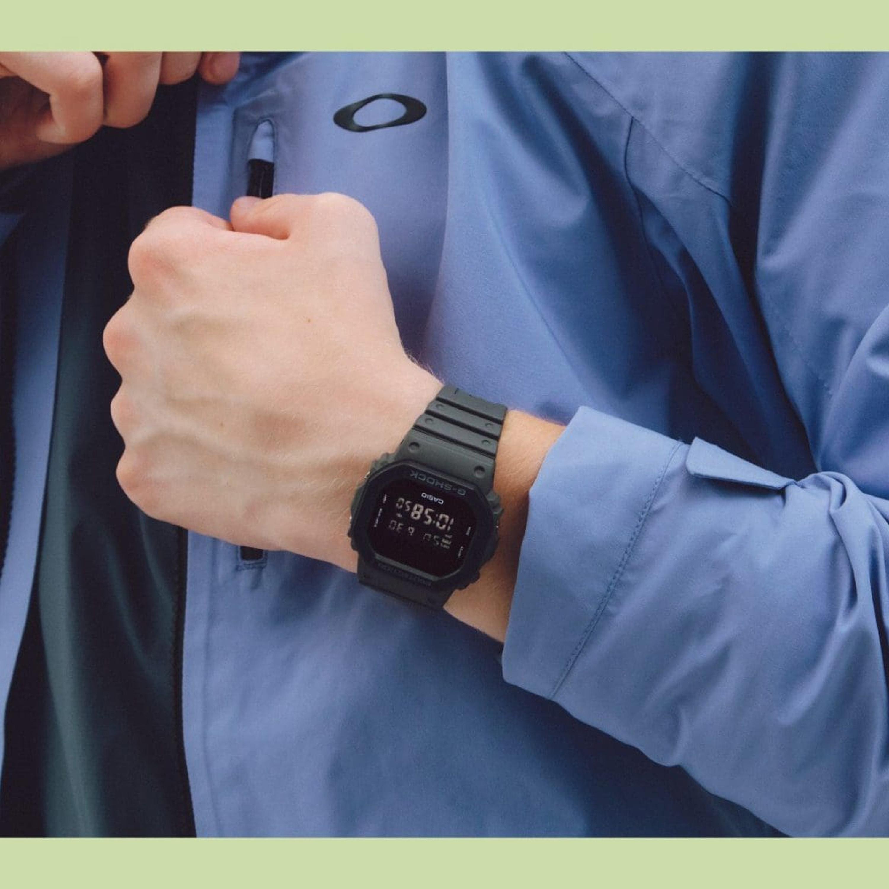 كاسيو جي-شوك ساعة رجالية 44 مم رمادية رقمية بسوار سيليكون | DW-5610UU-8DR-men-watchesandjewellery-watches-image-3