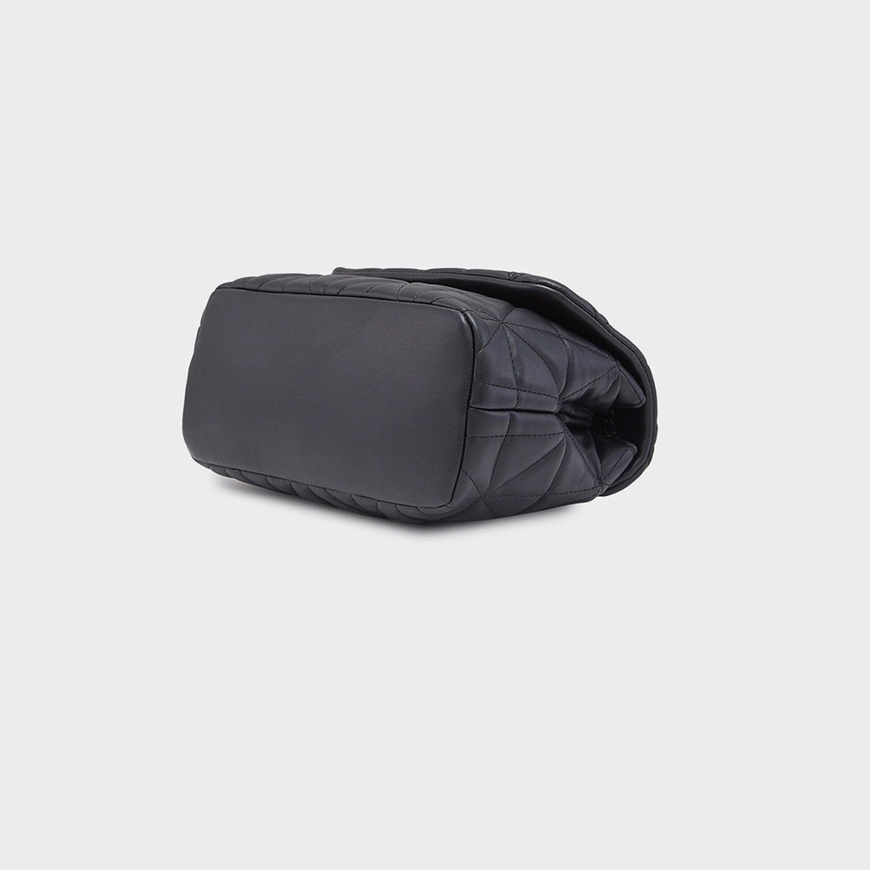 حقيبة كتف مبطن Caprese مع قلاب قلاب للإغلاق وحزام سلسلة | 25 × 19 × 10 سم-women-bagsandwallets-handbags-image-5