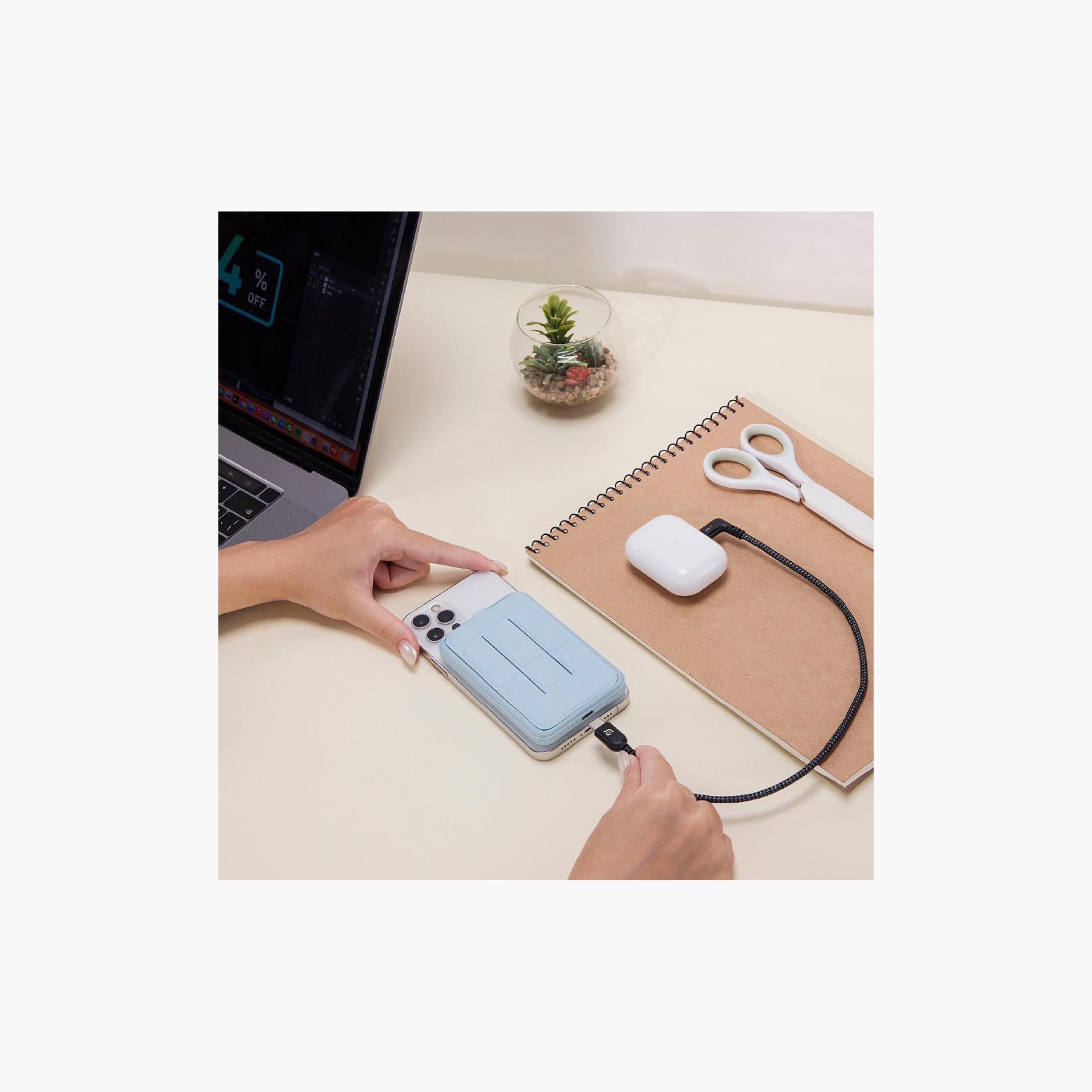 بطارية شحن مغناطيسية من آدم إليمنتس مزودة بحامل قابل للطي | APBADGVCS10-electronics-accessories-mobileaccesories-image-1