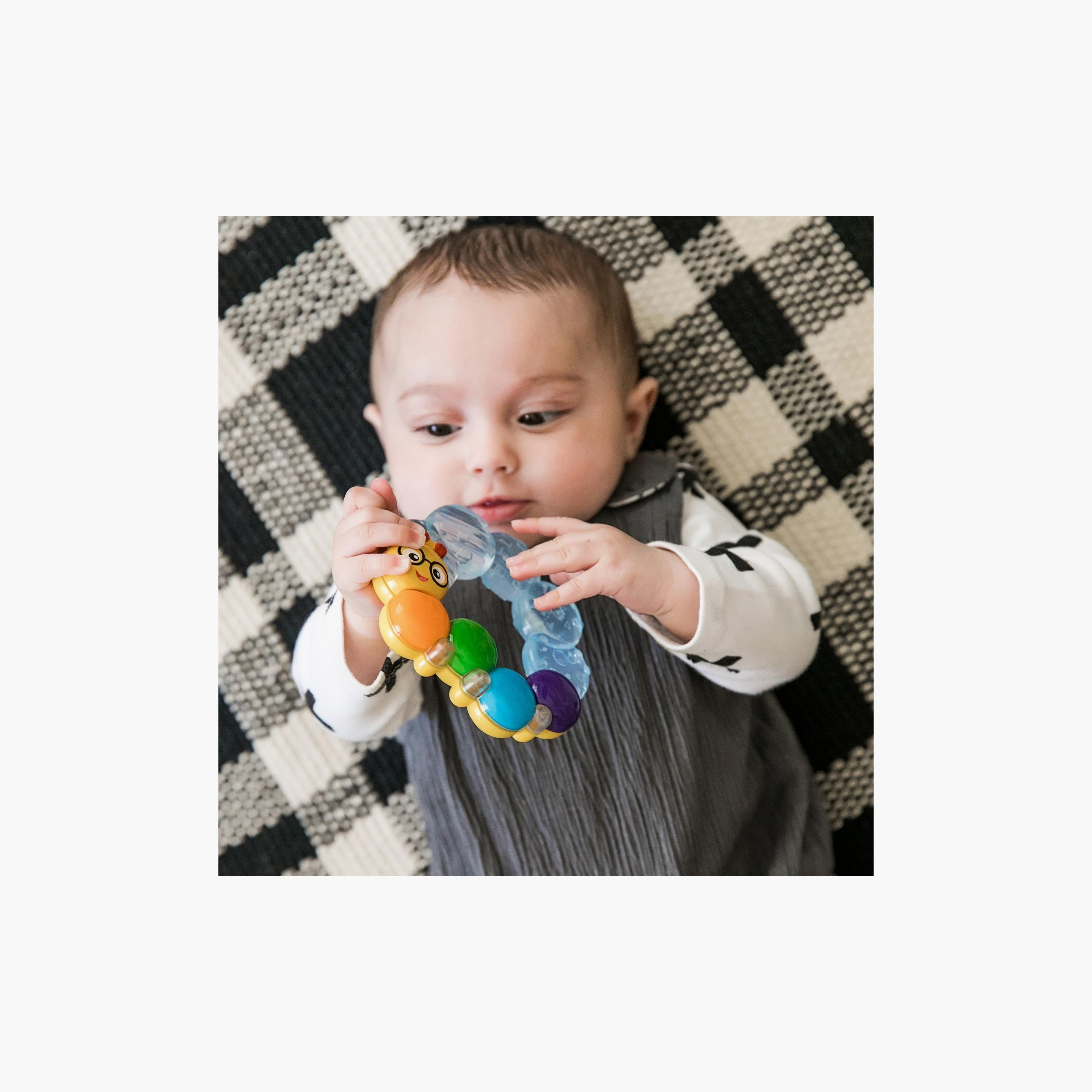 لعبة عضاضة وخشخيشة تيذربيلار قابلة للتبريد من بيبي آينشتاين-baby-feeding-teethers-image-1