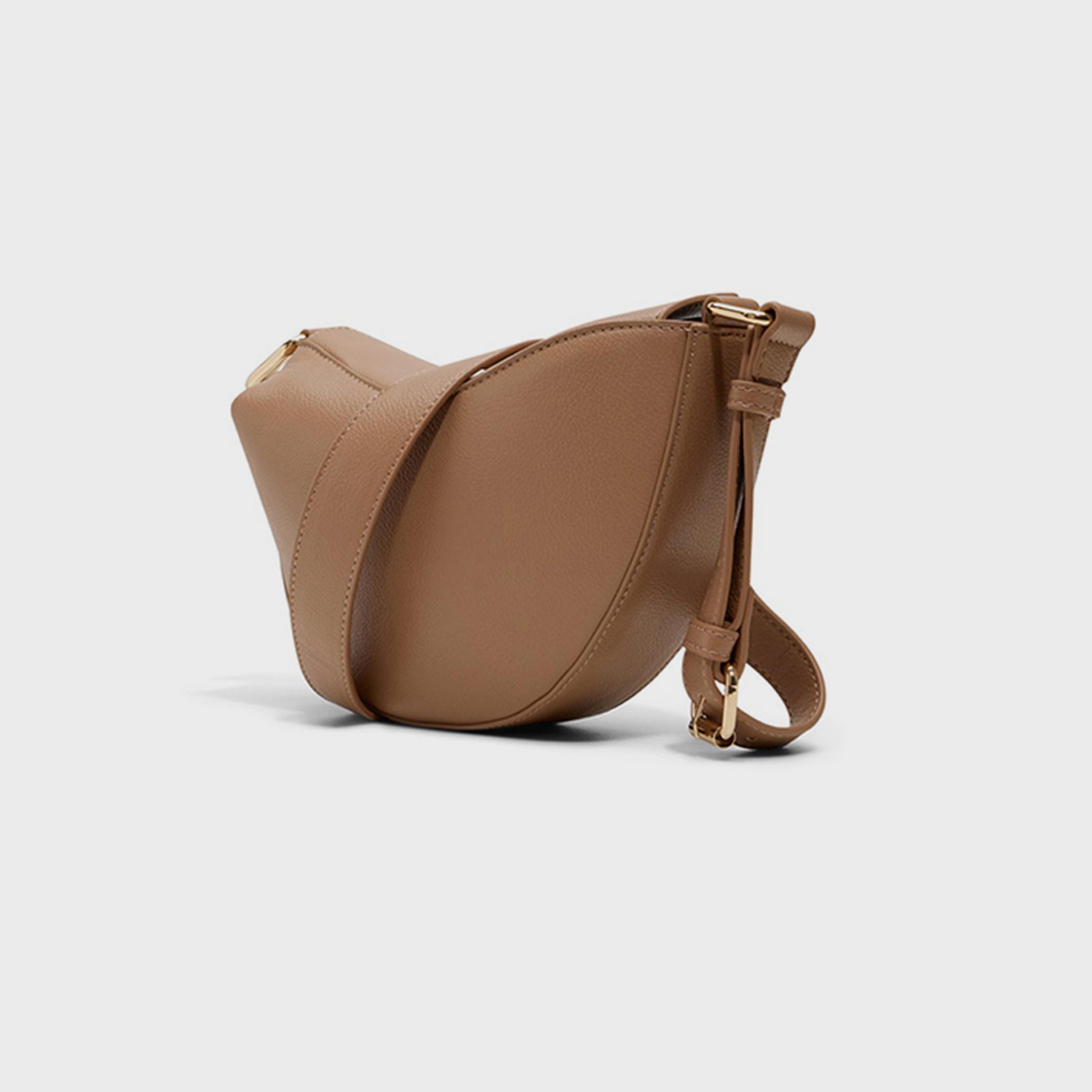 كول ات سبرينغ- شنطة كروس منقوشة إغلاق مغناطيسي وحزام قابل للتعديل | 26 × 22 × 11 سم-women-bagsandwallets-handbags-image-5