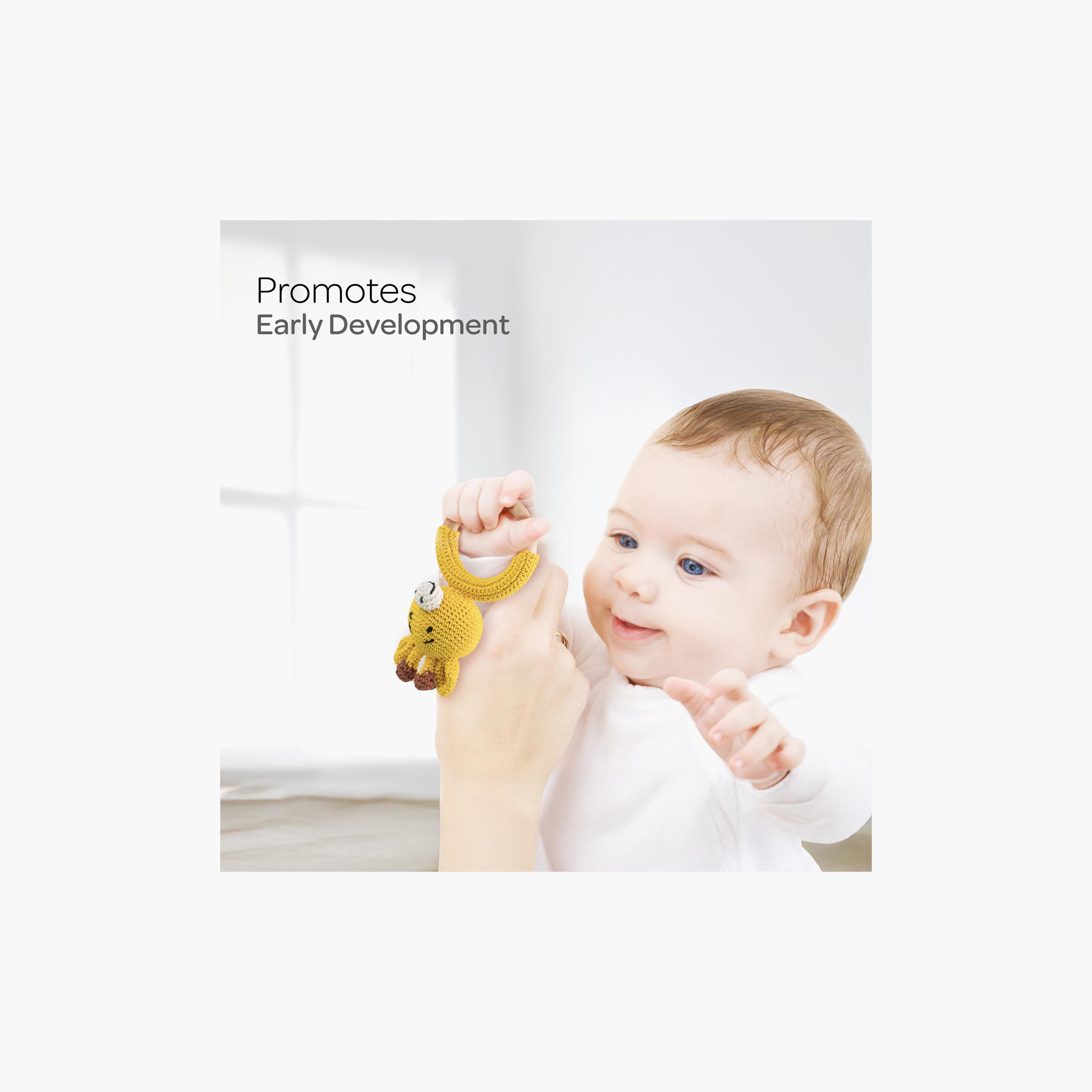 خشخيشة على شكل حلقة مصنوعة يدوياً من الكروشيه من مون - بتصميم زرافة-toys-babyandtoddlertoys-rattlesandteethers-image-7