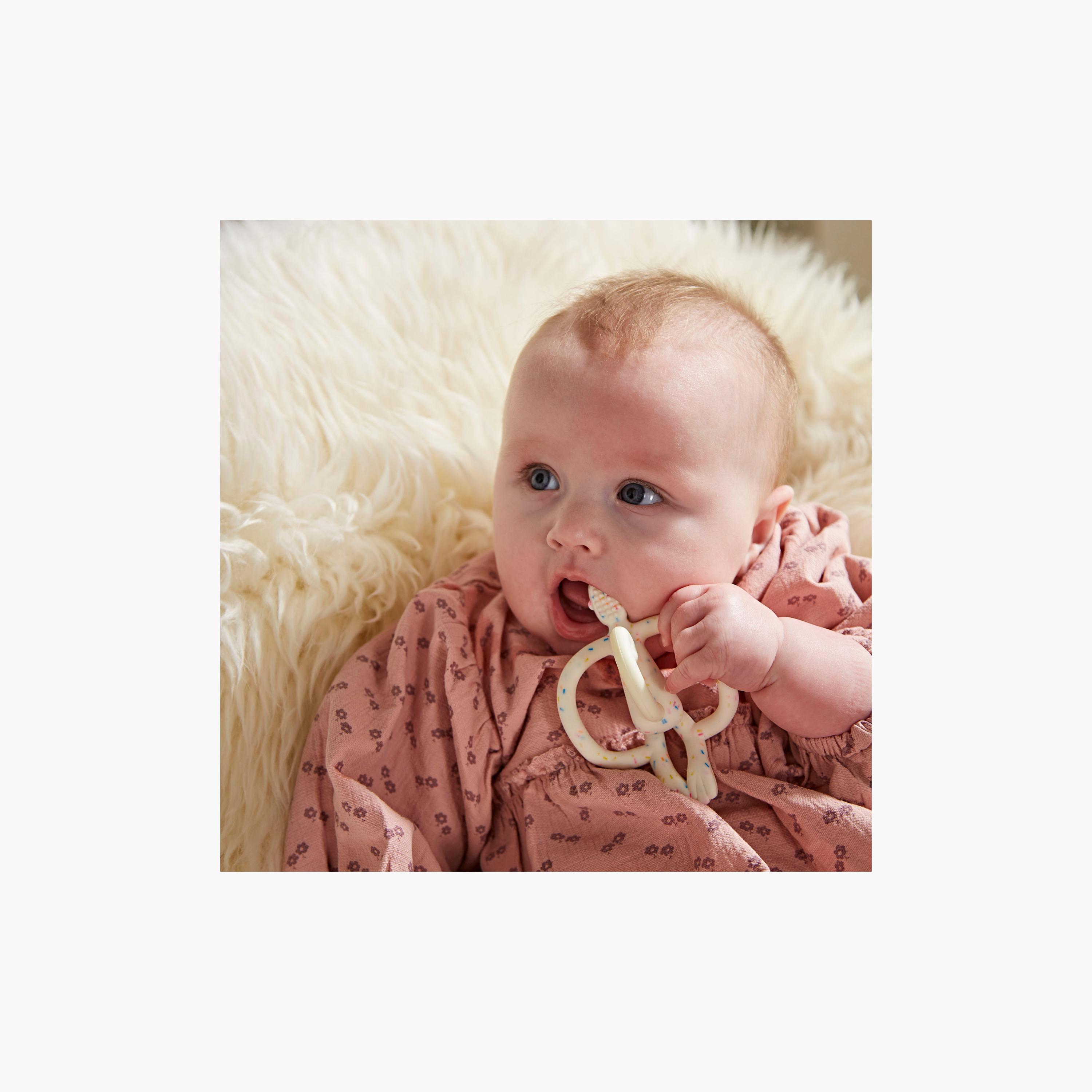 عضاضة أصلية من السيليكون والخالية من مادة BPA من ماتشستيك مونكي - 3 أشهر+-baby-feeding-teethers-image-5