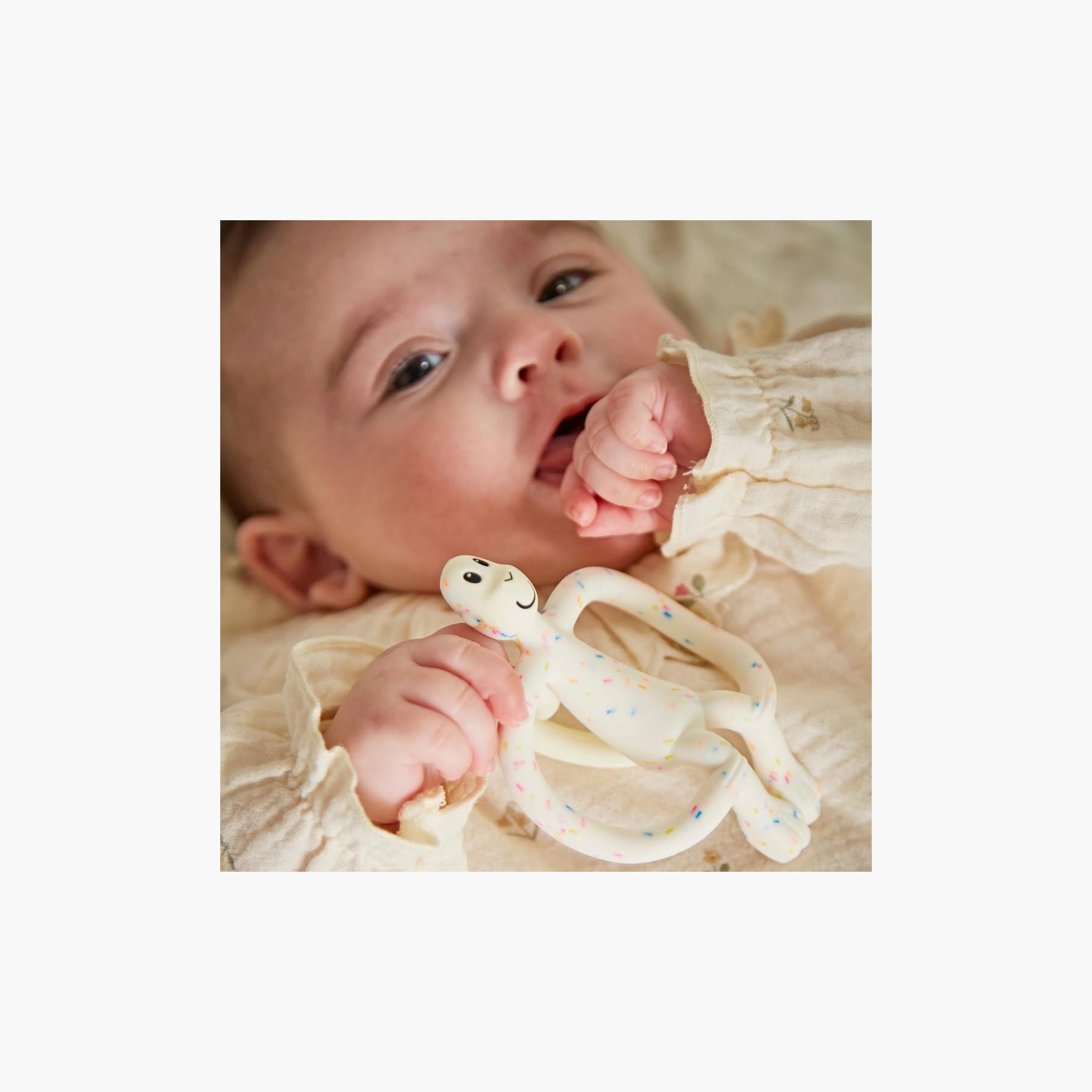 عضاضة أصلية من السيليكون والخالية من مادة BPA من ماتشستيك مونكي - 3 أشهر+-baby-feeding-teethers-image-6