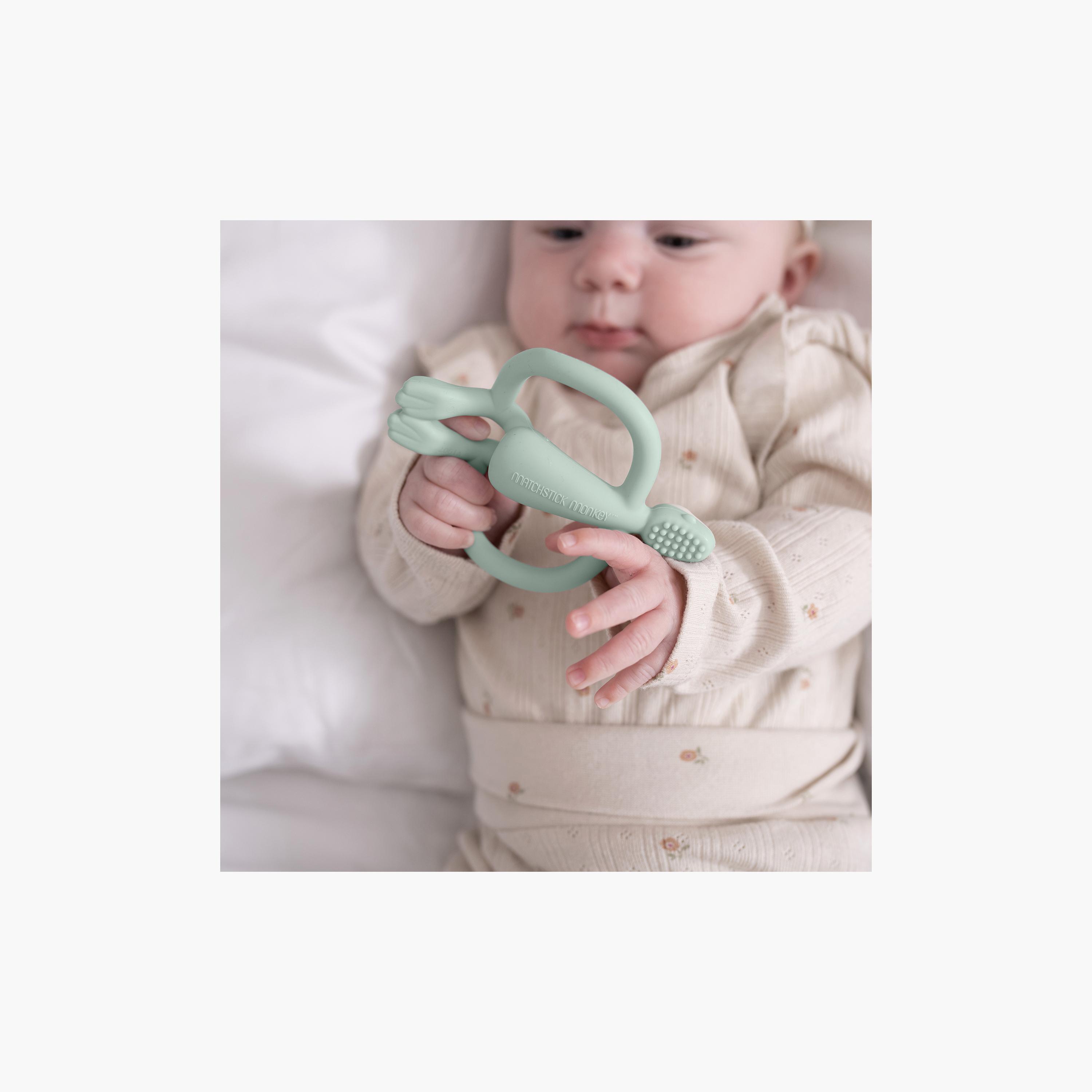 عضاضة أصلية من السيليكون والخالية من مادة BPA من ماتشستيك مونكي - 3 أشهر+-baby-feeding-teethers-image-4