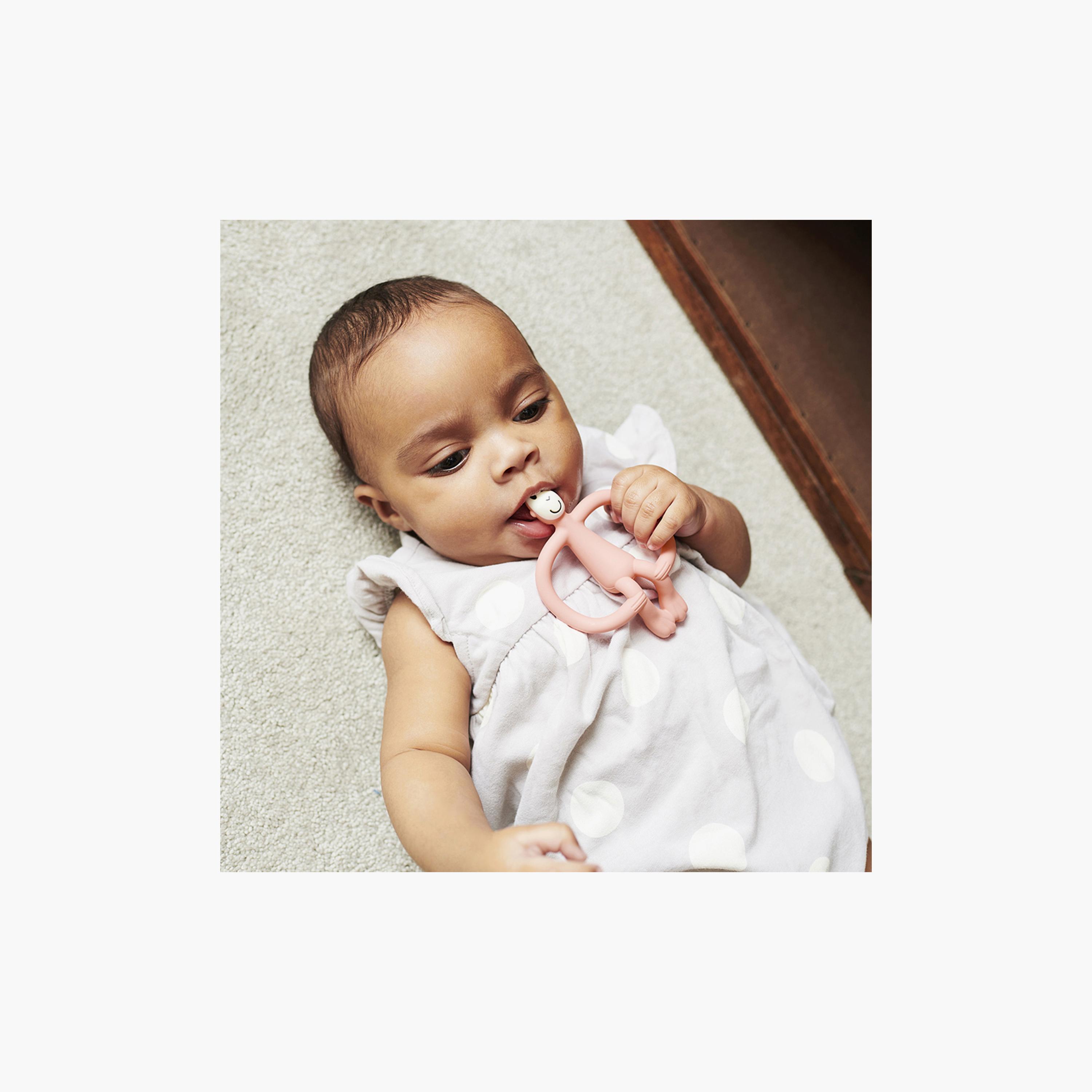 عضاضة أصلية من السيليكون والخالية من مادة BPA من ماتشستيك مونكي - 3 أشهر+-baby-feeding-teethers-image-5