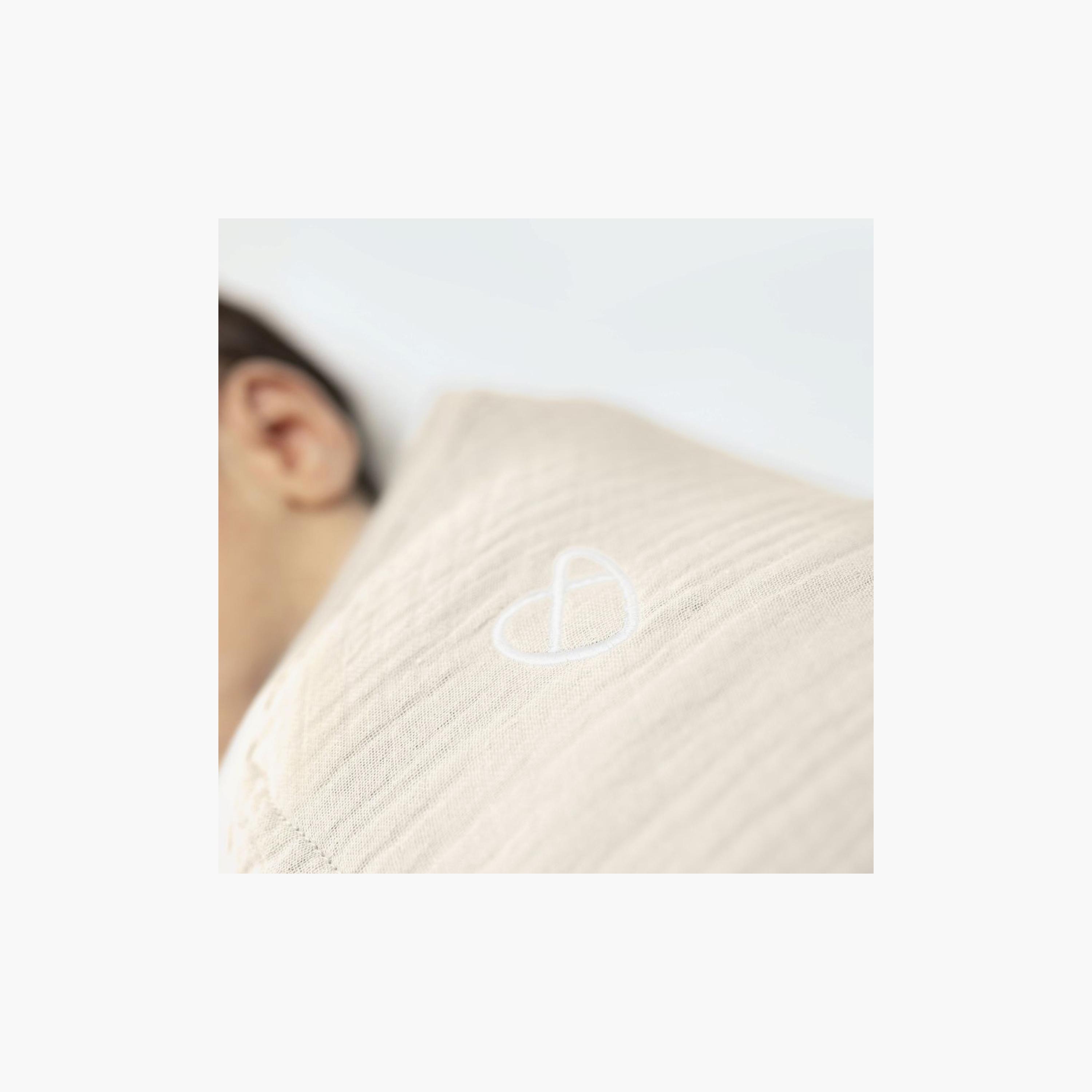 قماط سوادل مي الموسلين الأصلي - 0-3 أشهر - كريمي من إنجوينيتي-baby-nursery-blanketsandswaddles-swaddlesandsleepingbags-image-3