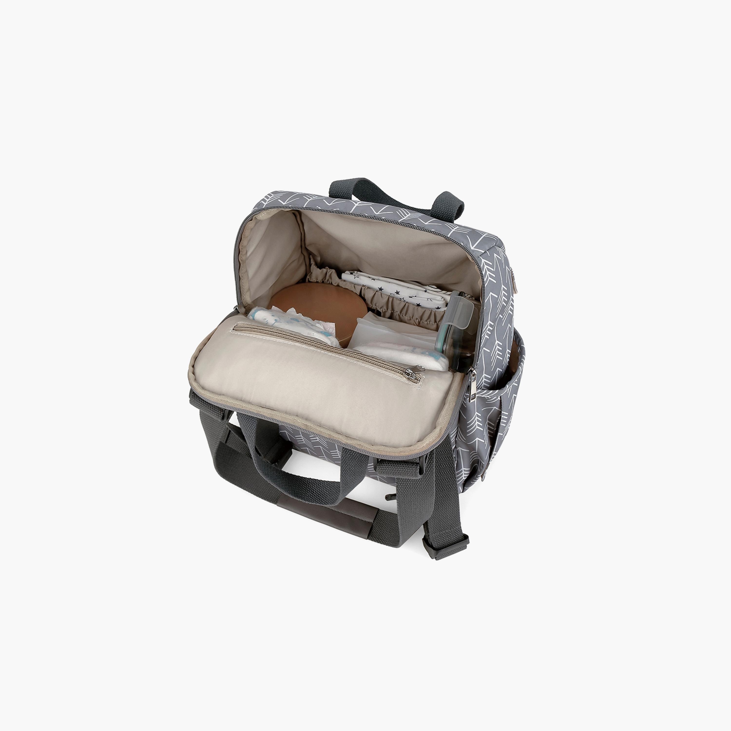 حقيبة ظهر حفاضات 3 قطع مع غيار حفاضات وحقيبة زجاجة - سهم - رمادي من ليتل ستوري.-baby-gear-diaperbags-image-9