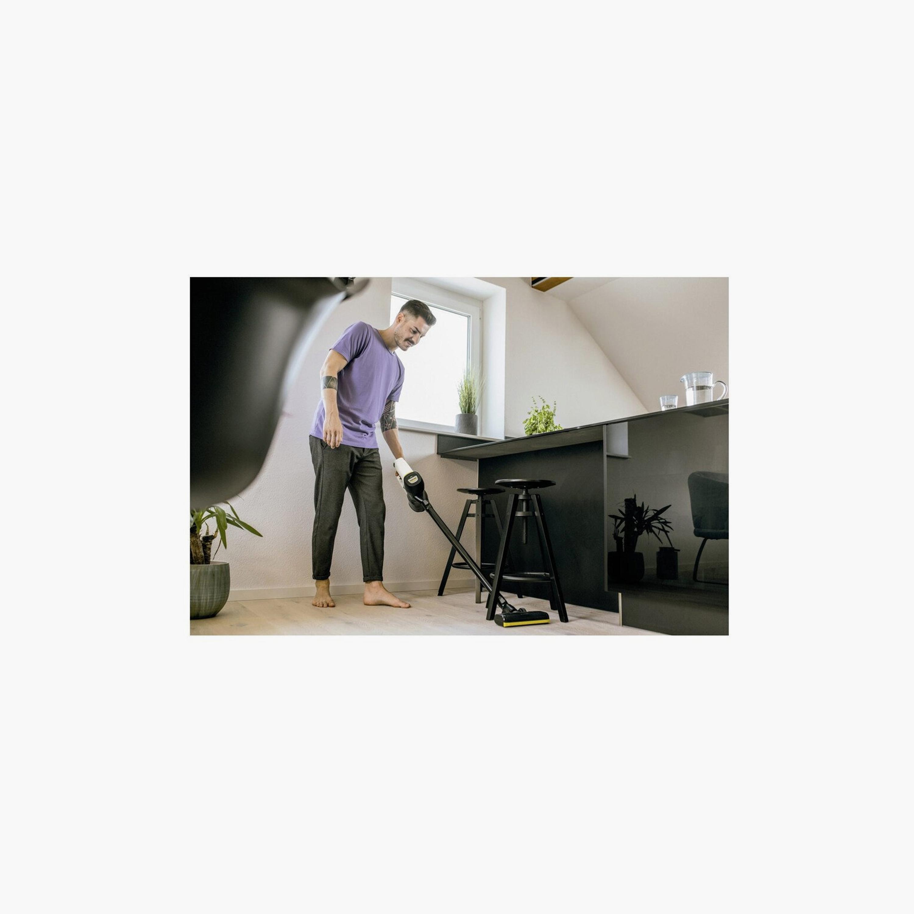 مكنسة كارشر اللاسلكية العمودية بدون كيس، 650 مل، لون أسود | VC 4 CL-household-appliances-homeappliances-vacuumcleaners-image-2