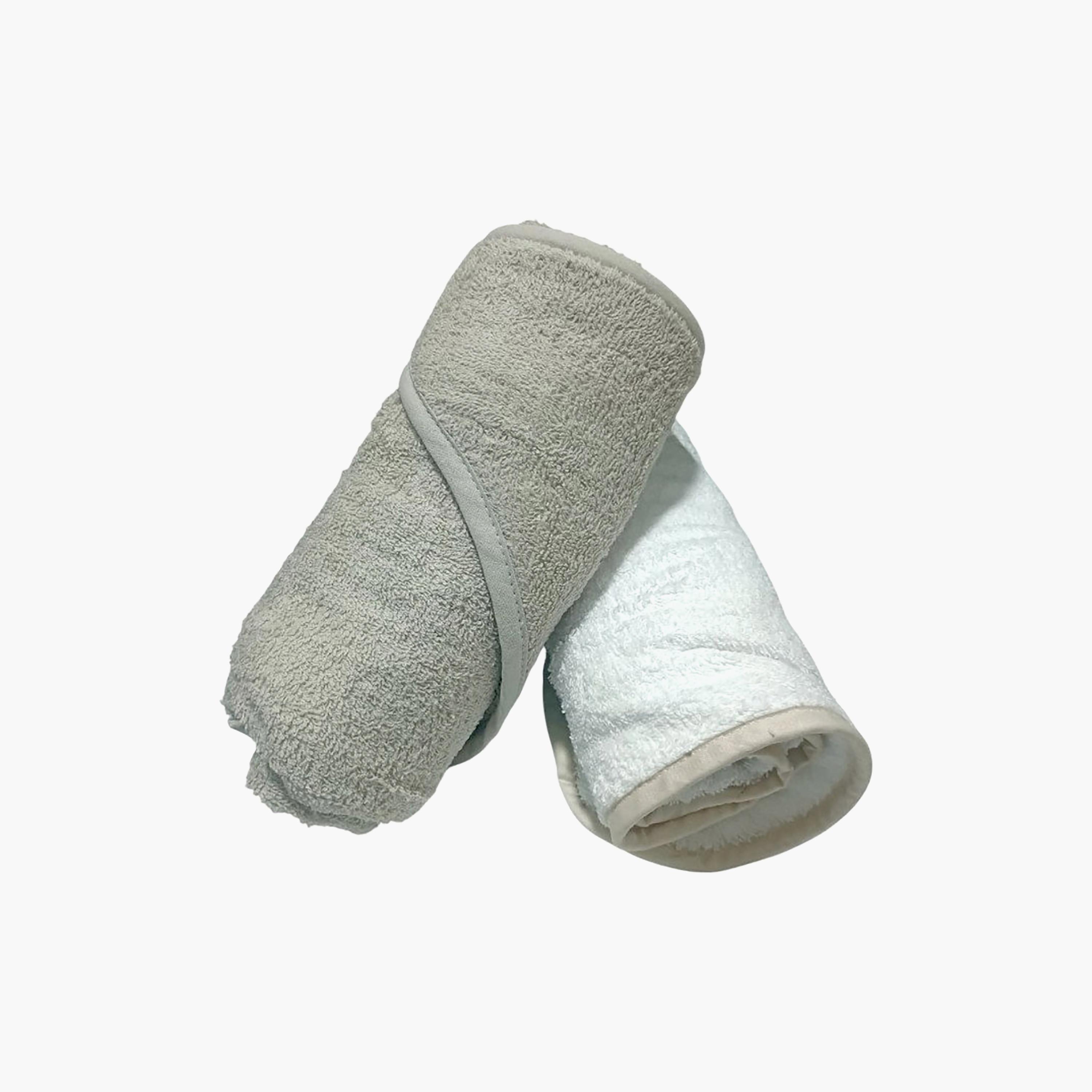 منشفة قطنية بغطاء رأس (قطعتان) - أبيض ورمادي من كيندر فالي-baby-bathandcare-towels-image-1