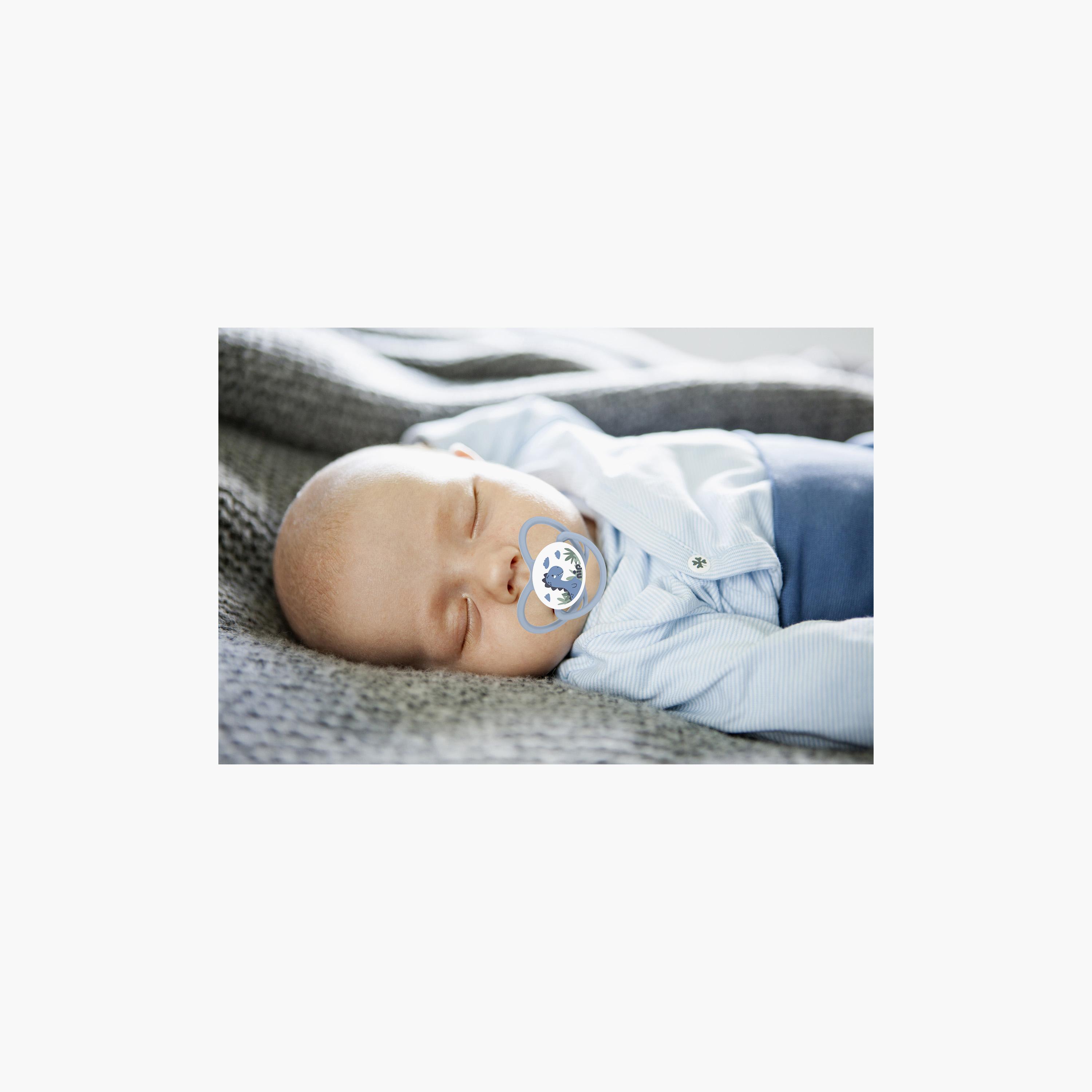 لهاية فراشة لتقويم الأسنان مع حلقة قطعتين - 5-18 شهرًا - رمادي ووردي من نيب-baby-feeding-pacifiers-image-9