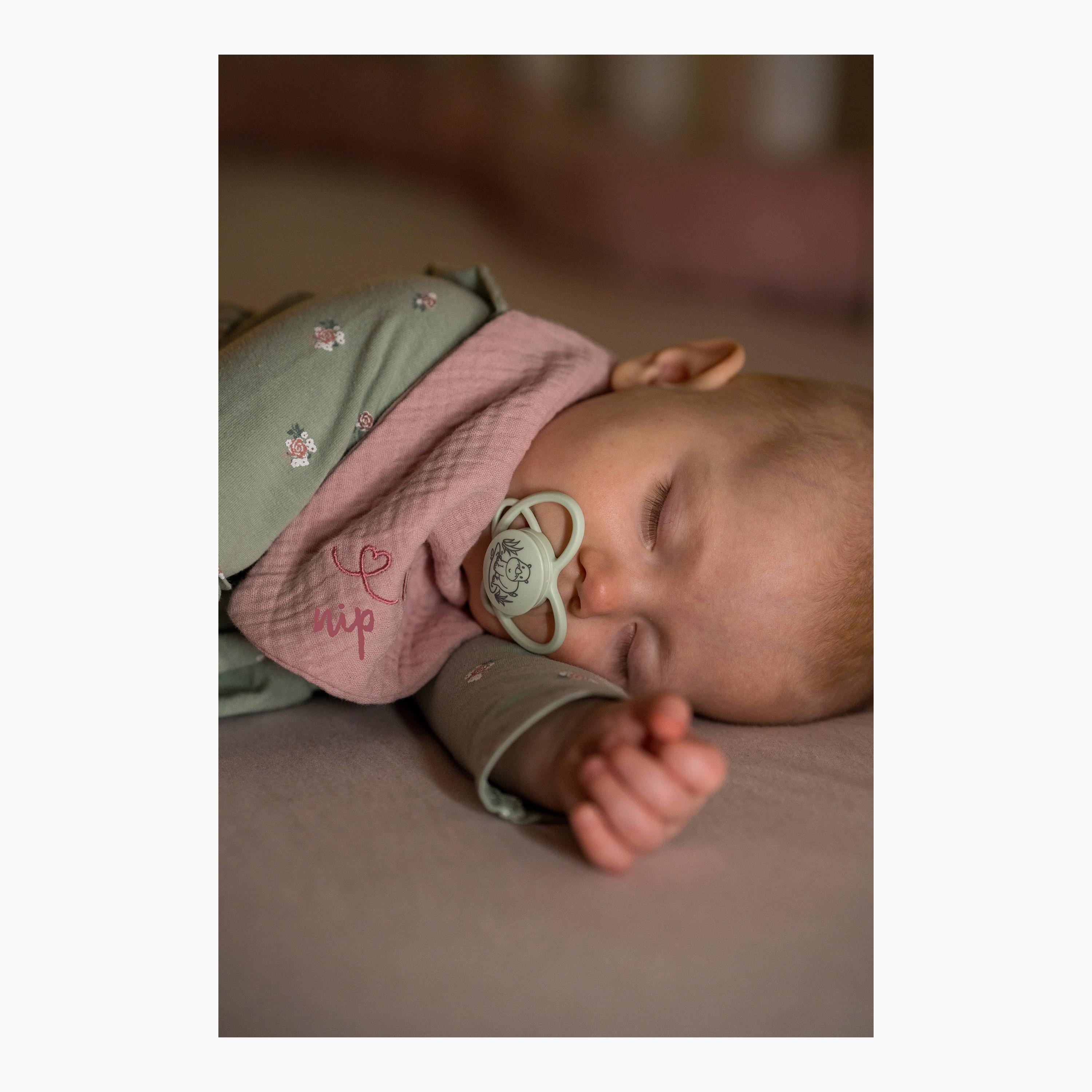 لهاية فراشة صديقة للبيئة لتقويم الأسنان مع علبة تعقيم قطعتين - 0-6 أشهر من نيب-baby-feeding-pacifiers-image-6