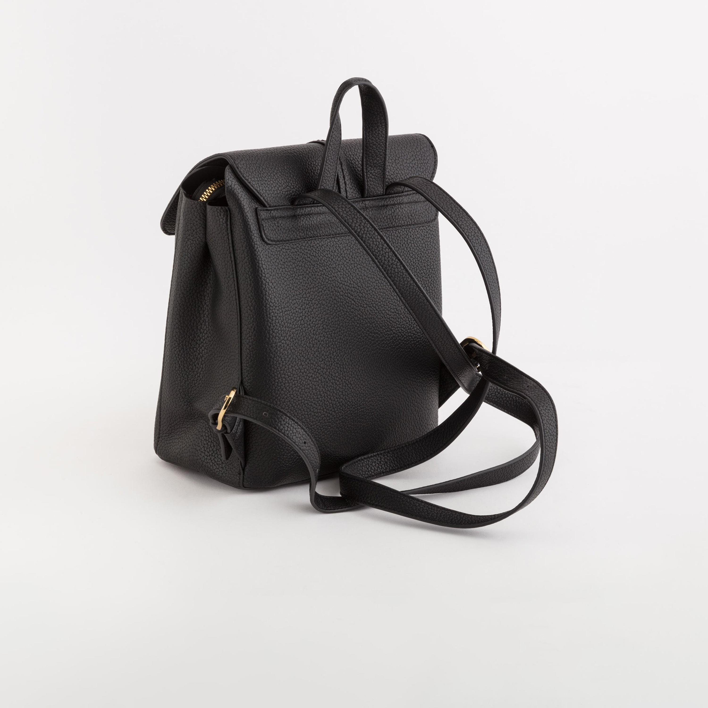 كاربيسا - شنطة ظهر جوليا ذات ملمس مميز مع غطاء قلاب | 23 × 25.50 × 12.50 سم-women-bagsandwallets-backpacks-image-2