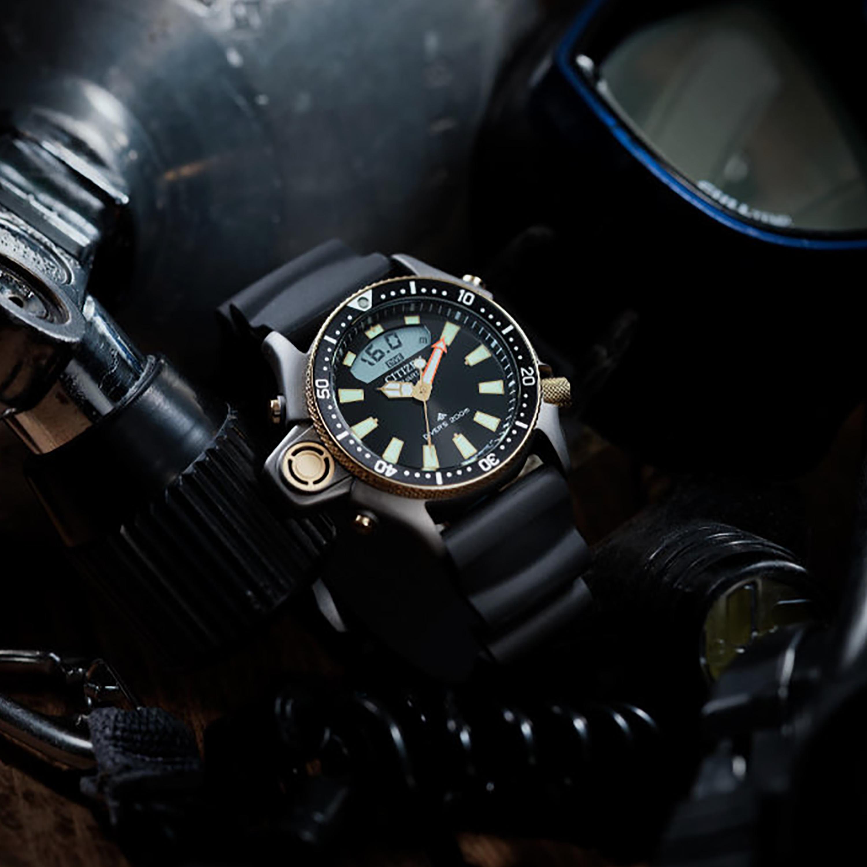 ساعة سيتيزن رجالية سوداء بقطر 50.7 مم، تناظرية/رقمية، بسوار سيليكون | JP2008-06E-men-watchesandjewellery-watches-image-7