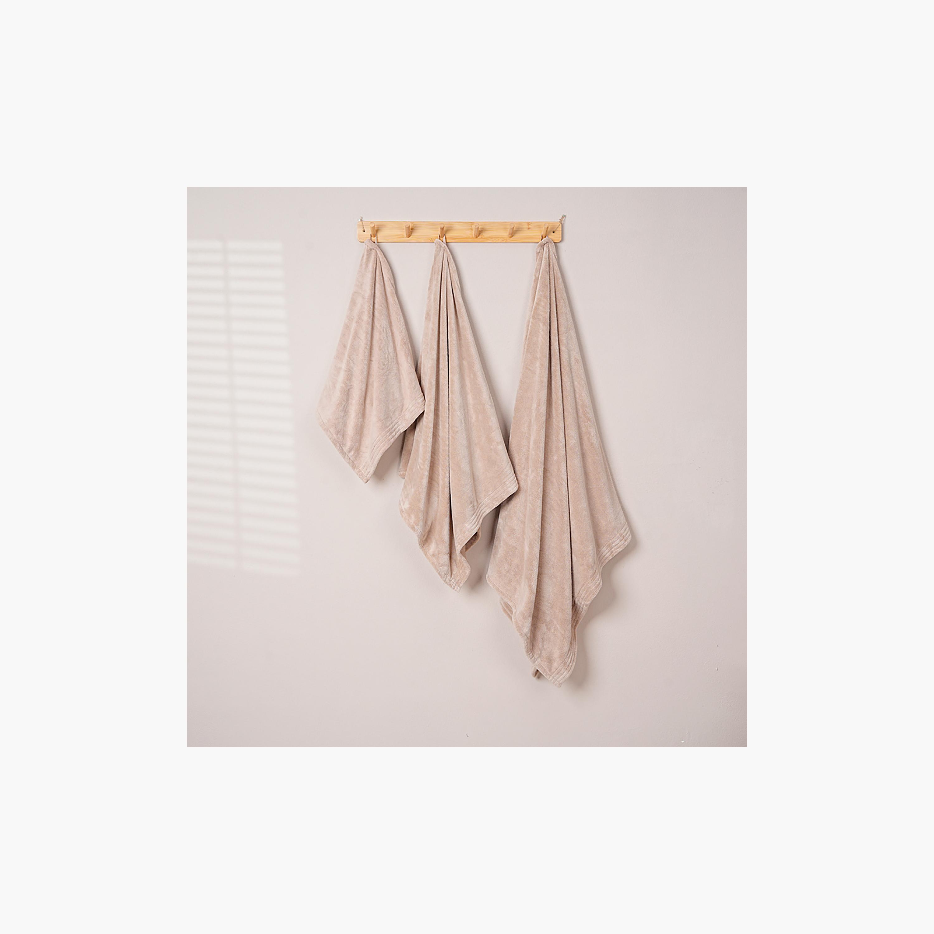 طقم مناشف ناعمة سادة من مجموعة مايكروفايبر كومفورت (فائقة الامتصاص) من دونيتيلا-household-bathandlaundry-bathlinen-towels-image-3