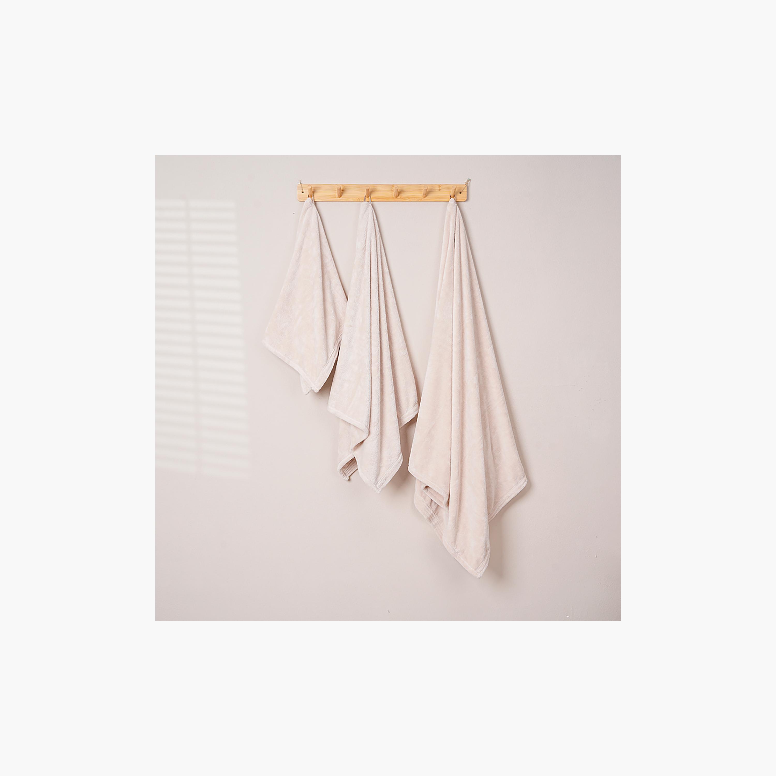 طقم مناشف ناعمة سادة من مجموعة مايكروفايبر كومفورت (فائقة الامتصاص) من دونيتيلا-household-bathandlaundry-bathlinen-towels-image-3