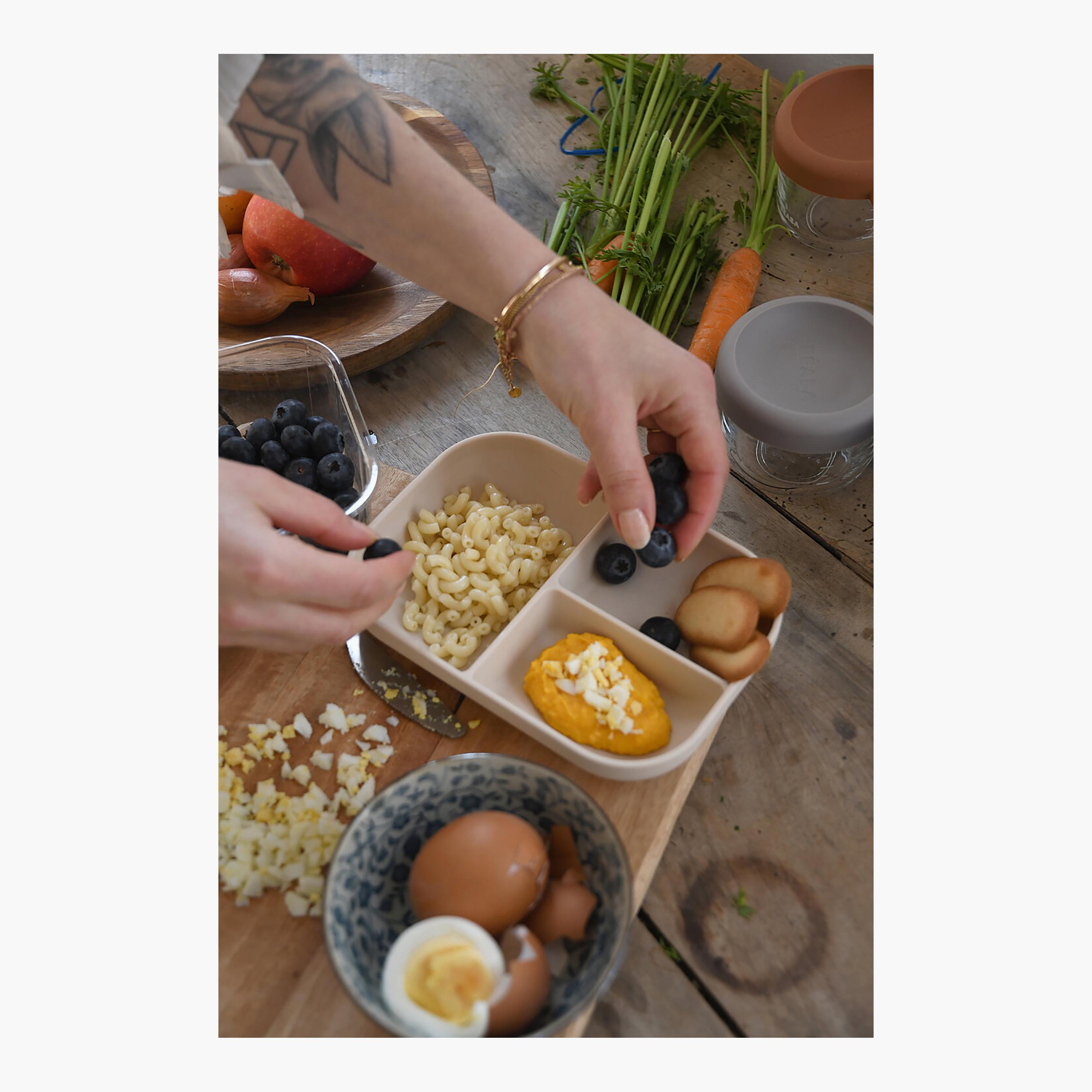 طبق إطعام سيليكون مقسم إلى 3 أقسام من بيبا-baby-feeding-mealtimeessentials-image-3