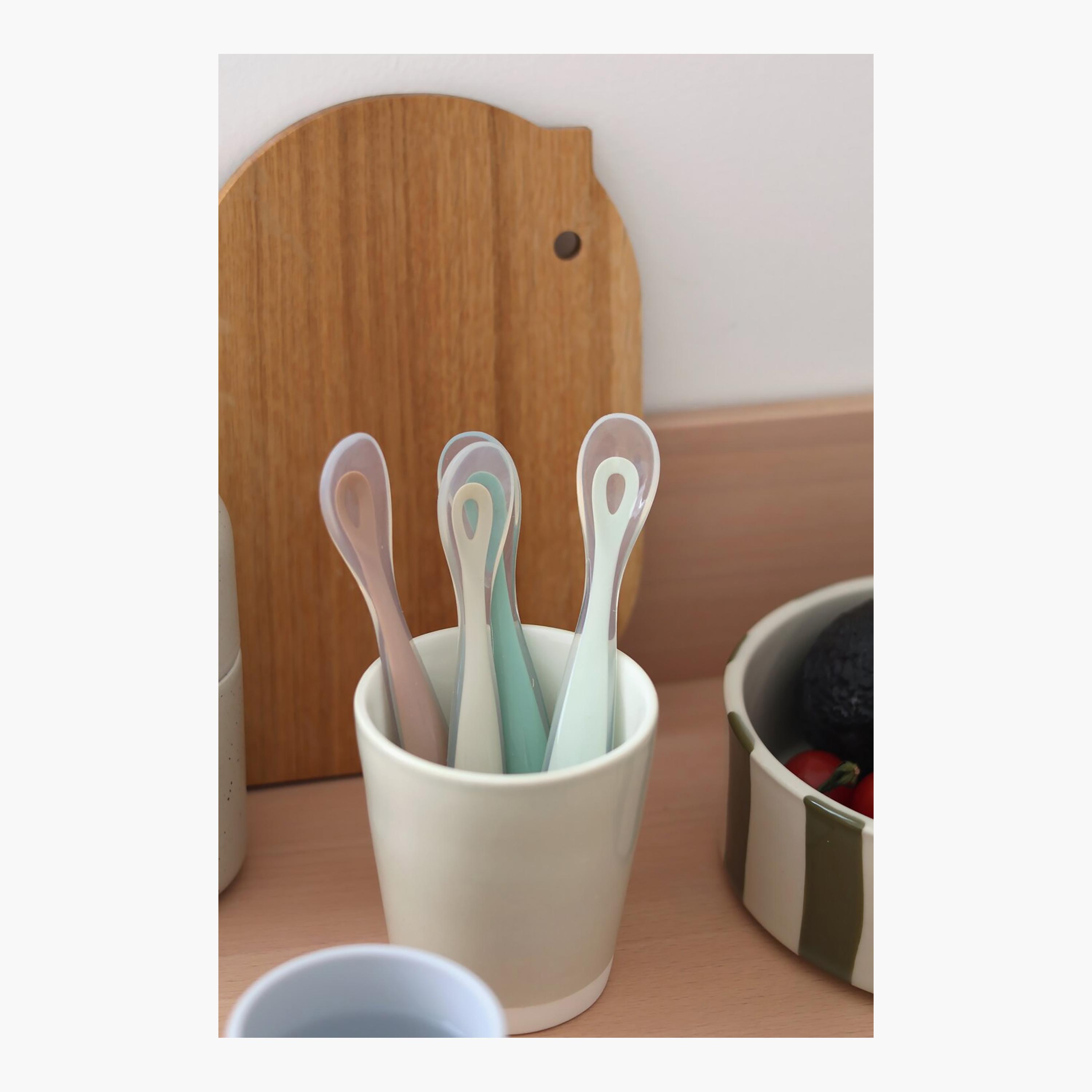 طقم ملاعق سيليكون للمرحلة الأولى مع حافظة سفر (4 قطع) من بيبا-baby-feeding-mealtimeessentials-image-6